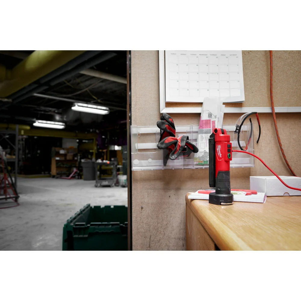 Milwaukee REDLITHIUM USB Stick Light W/ Magnet - Image 9