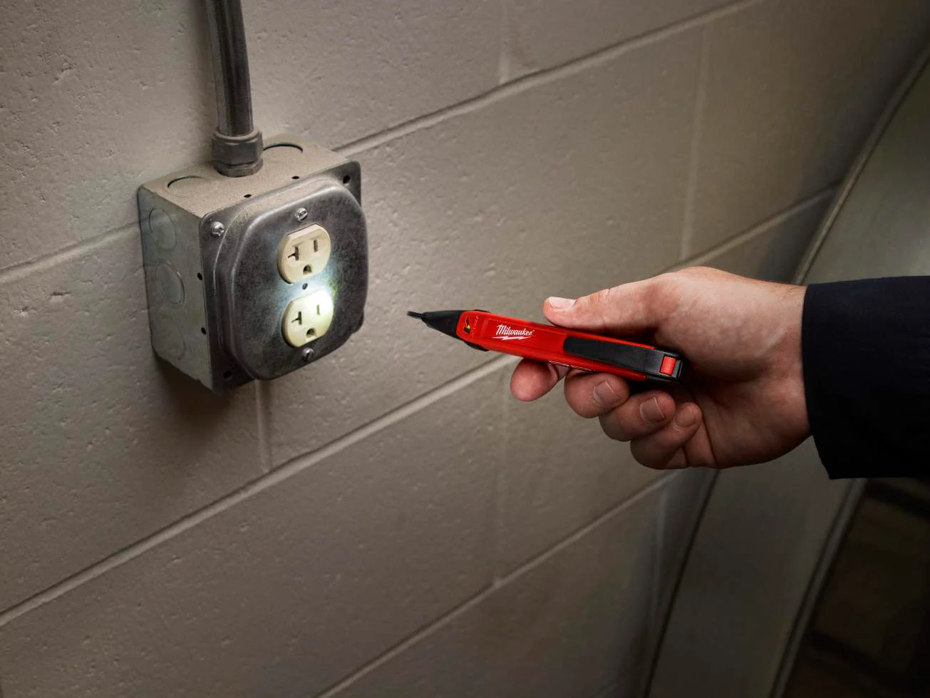 Milwaukee 50-1000 VAC Non-Contact Voltage Detector w/Work Light - Image 4