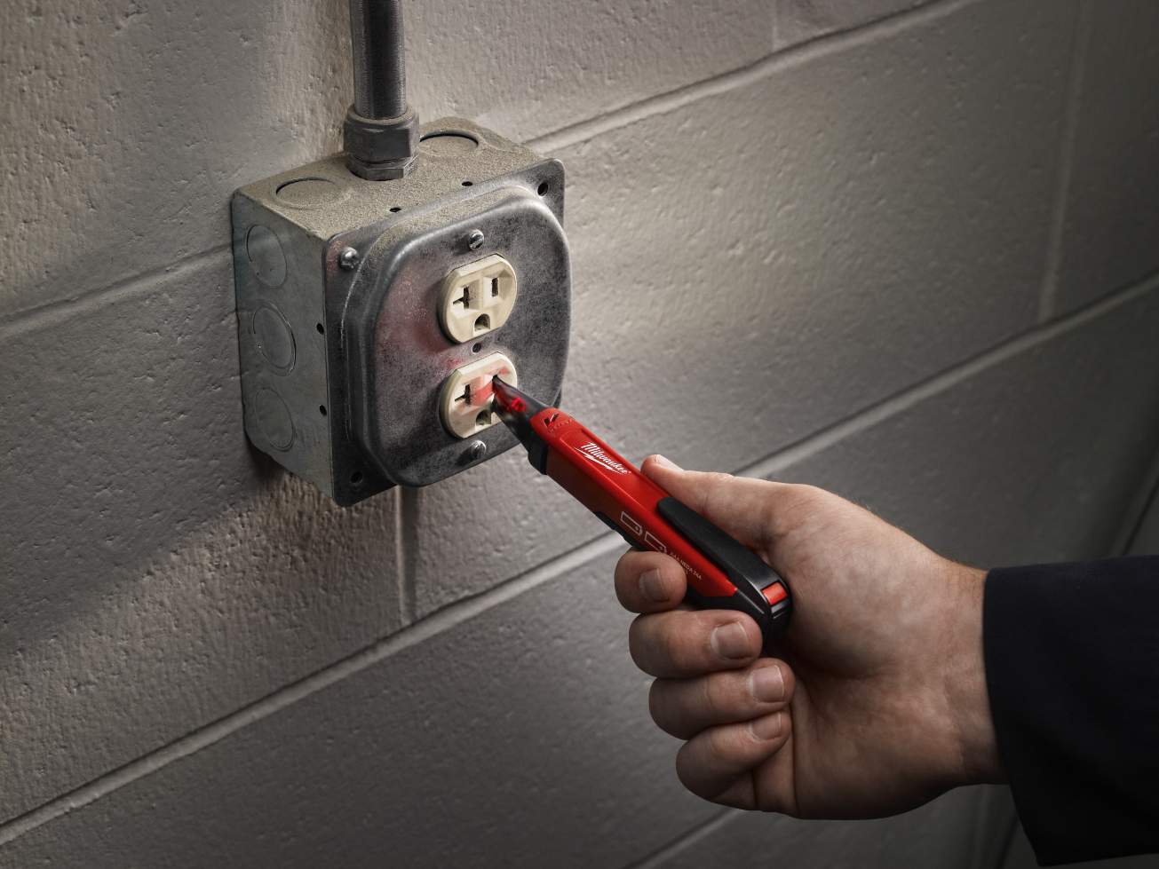 Milwaukee 50-1000 VAC Non-Contact Voltage Detector w/Work Light - Image 5