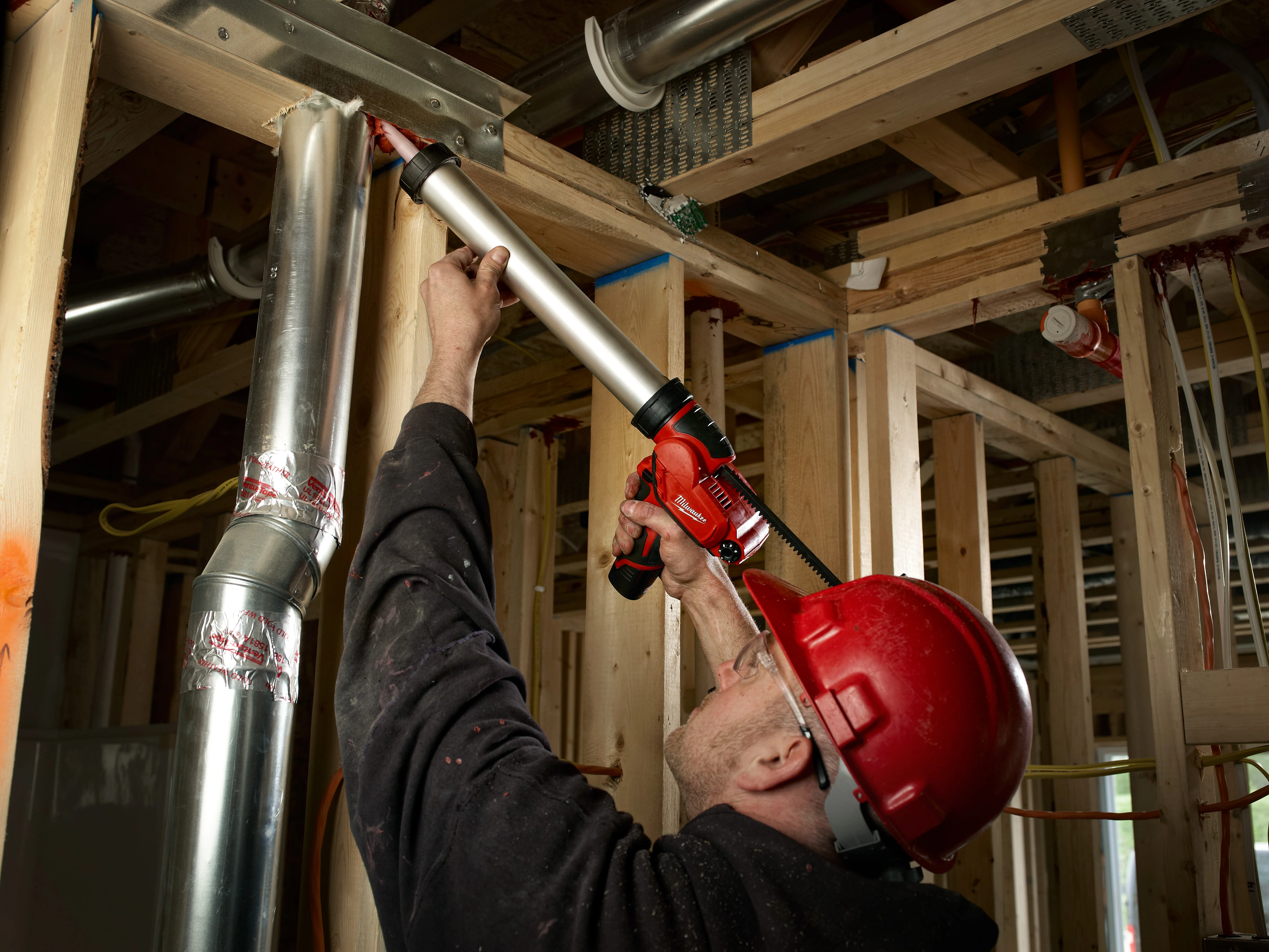 Milwaukee M12 20 oz. Aluminum Barrel Sausage Caulk Gun Kit - Image 7