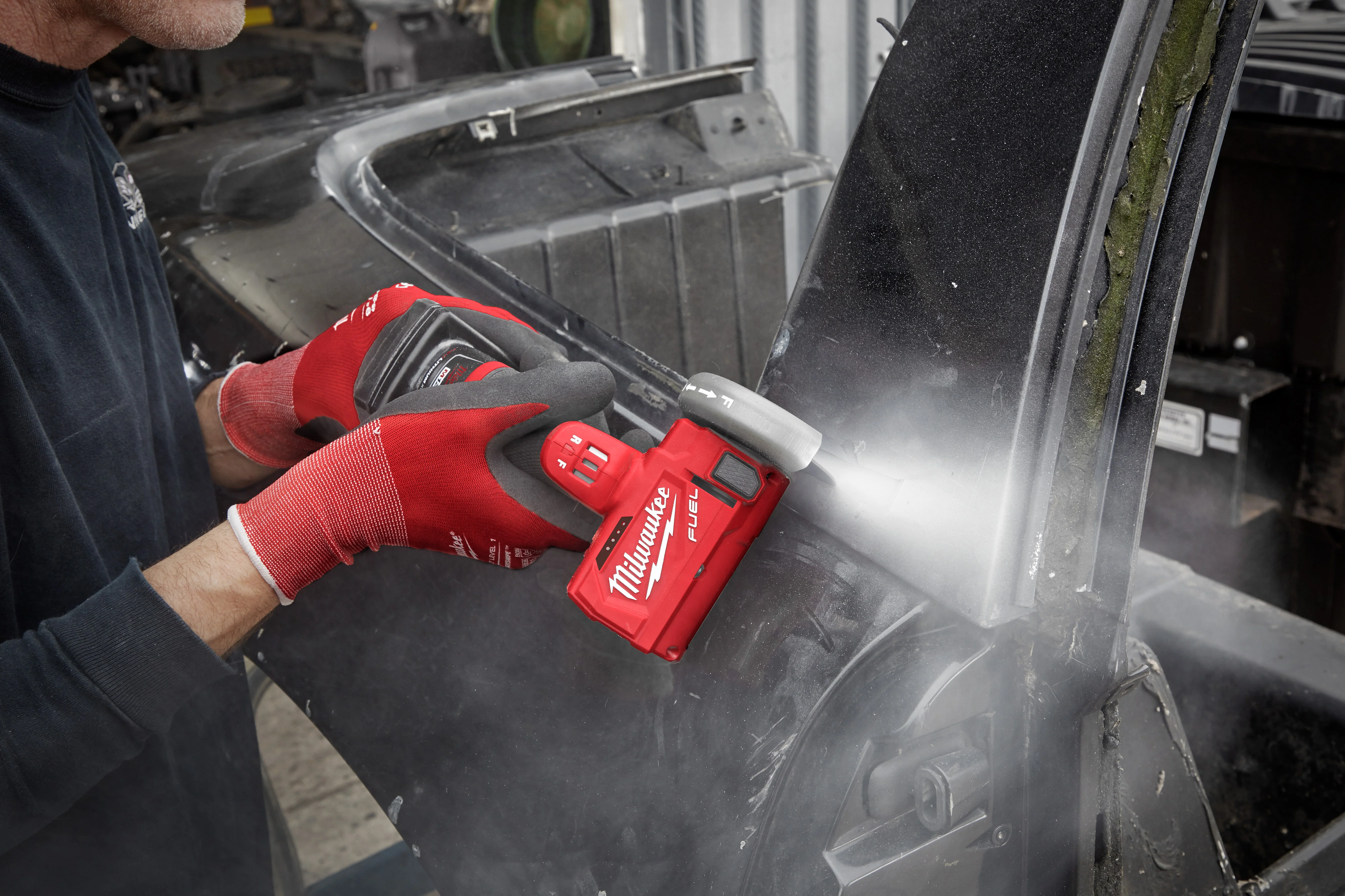 Milwaukee M12 FUEL Cordless 3" Compact Cut Off Tool Kit - Image 12