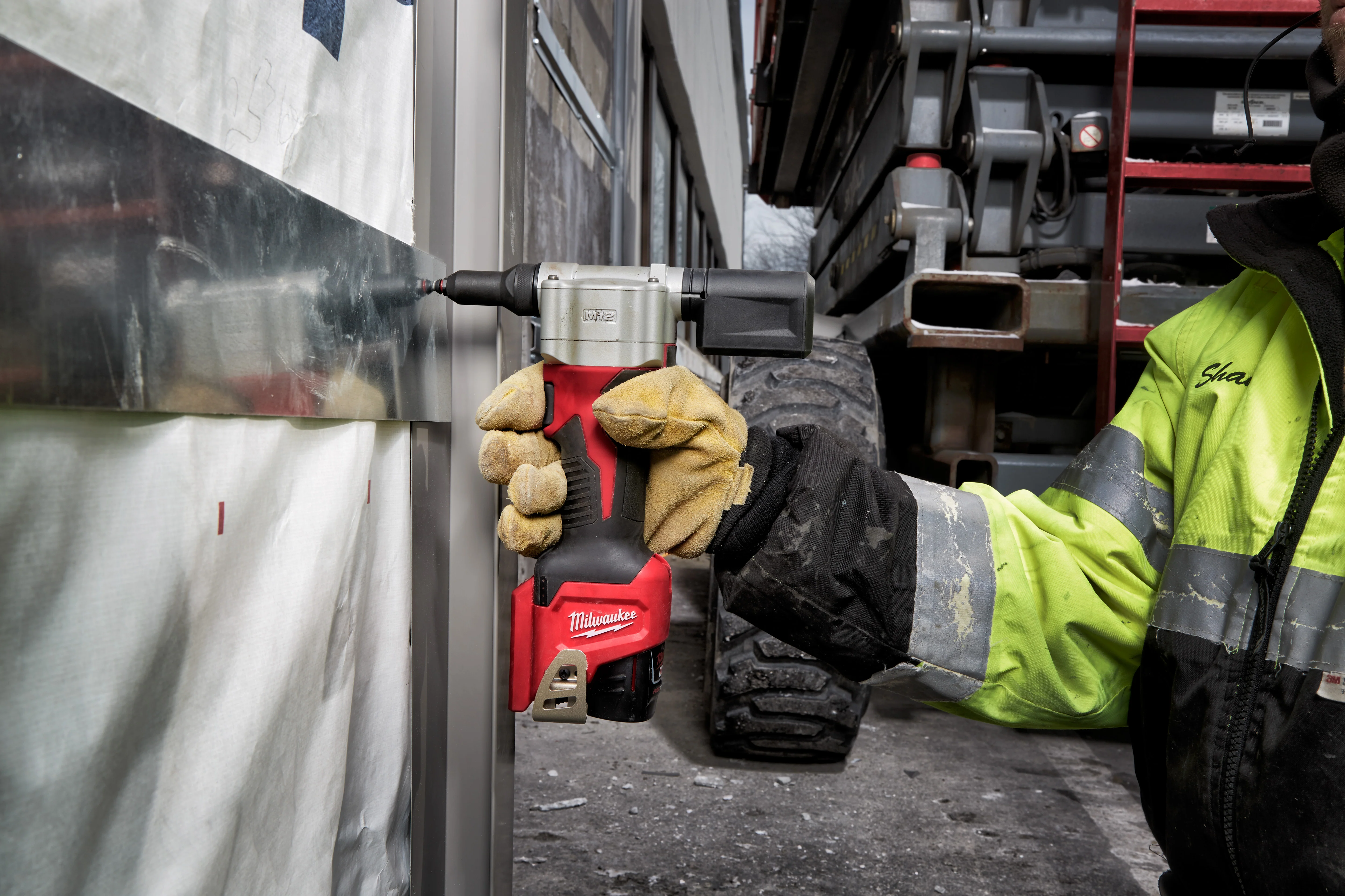 Milwaukee M12 Cordless Rivet Tool - Tool Only - Image 4