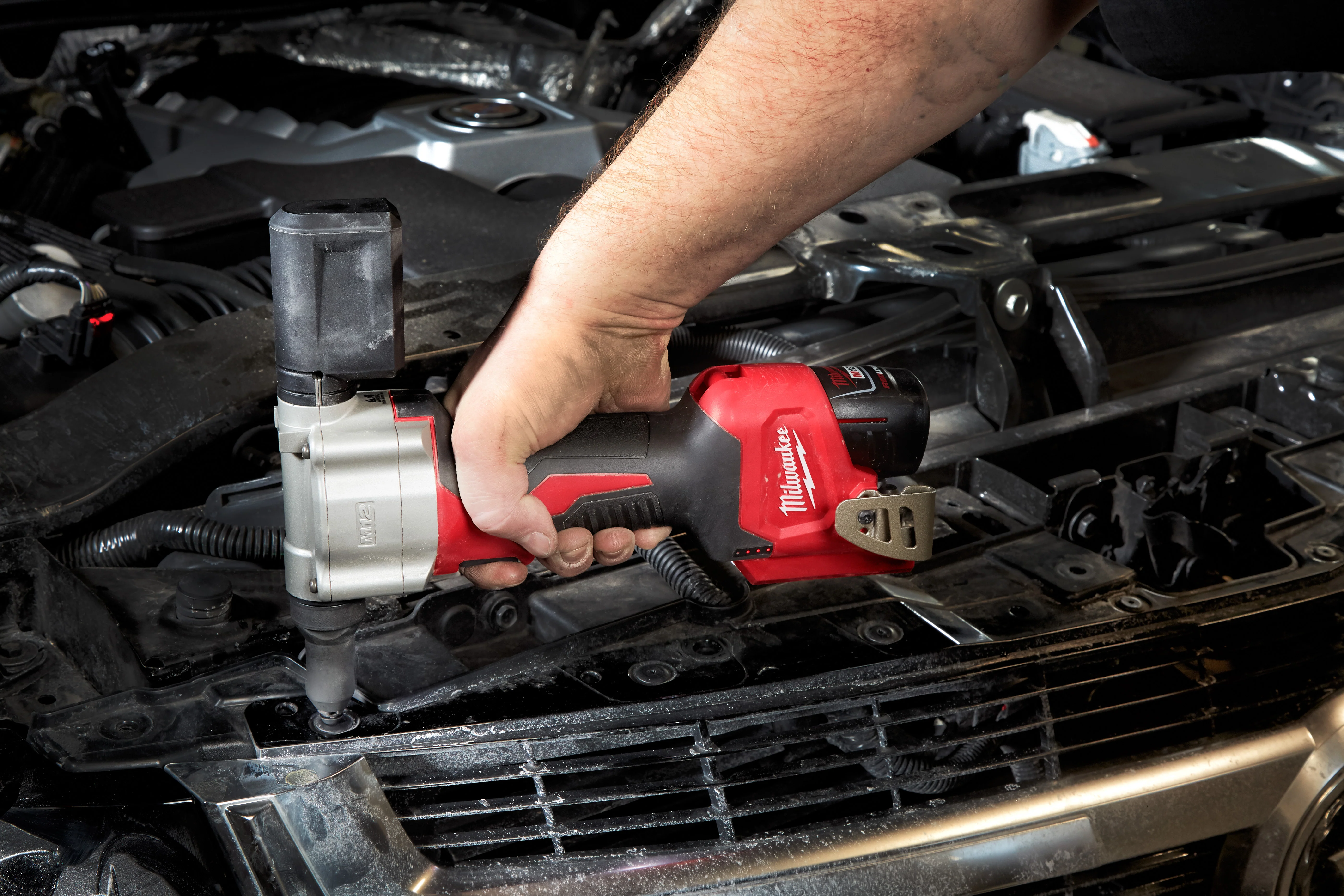 Milwaukee M12 Cordless Rivet Tool - Tool Only - Image 7