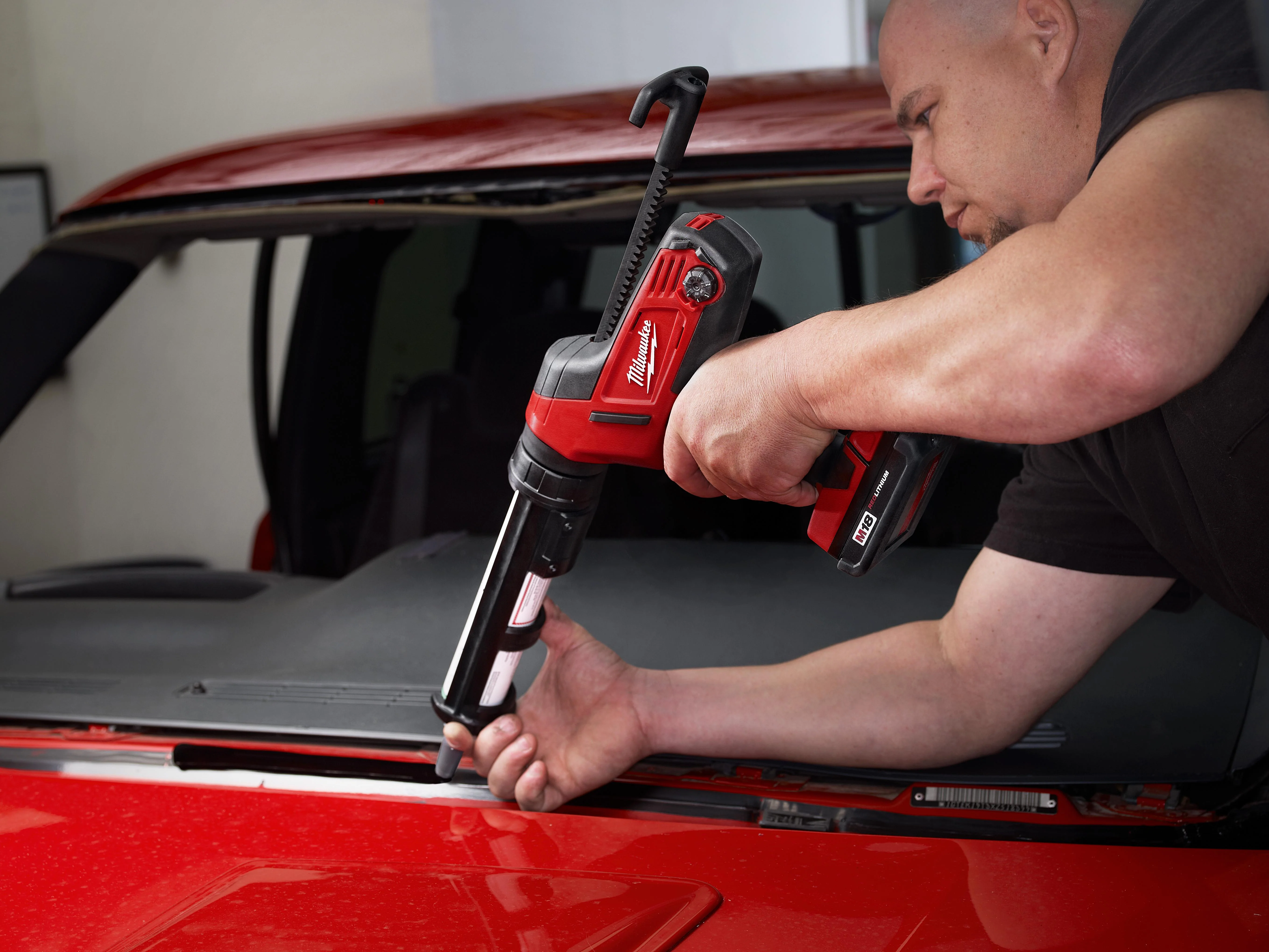 Milwaukee M18 Cordless 10 oz Caulk Gun and Adhesive - Tool Only - Image 7