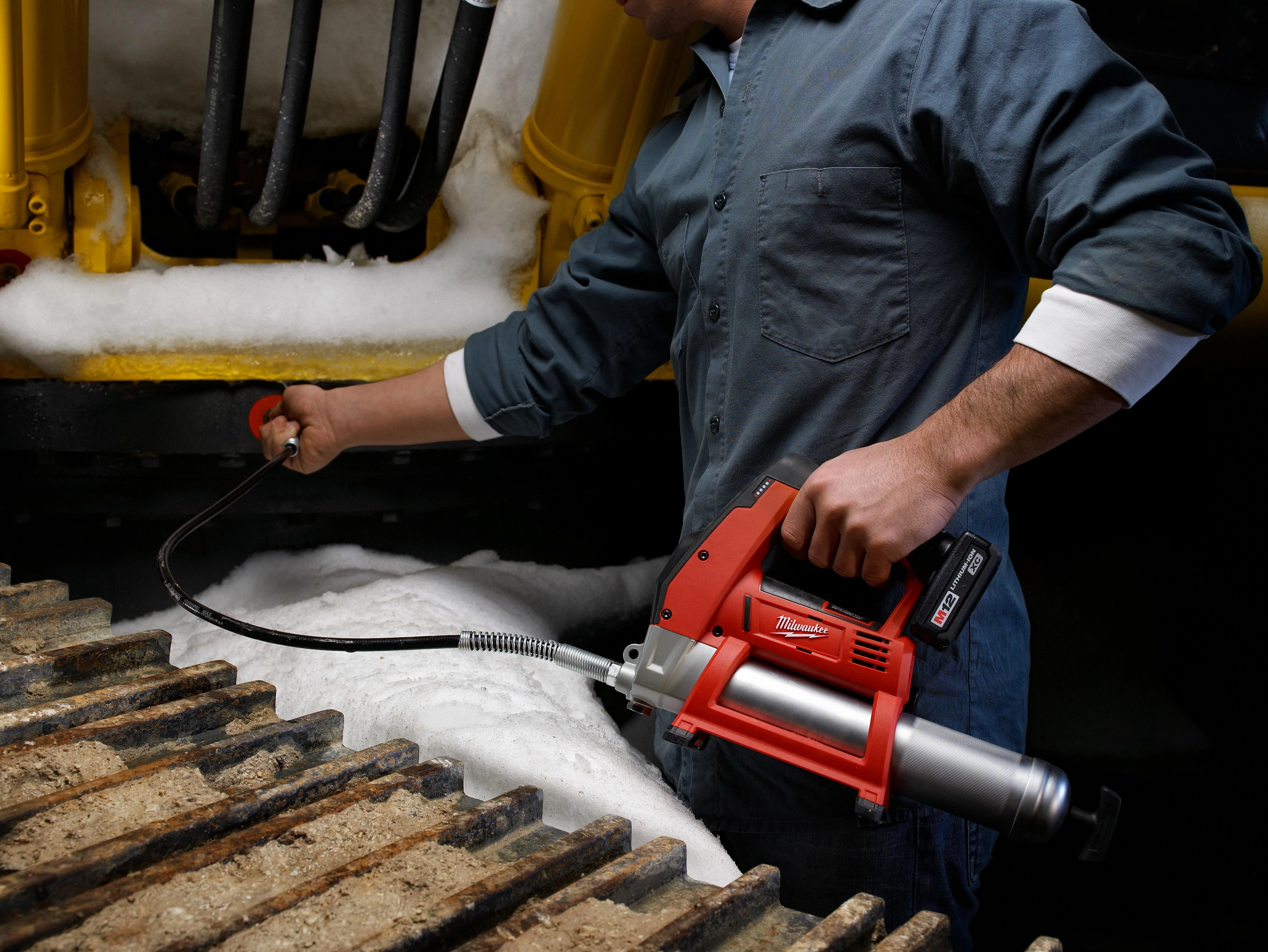 Milwaukee M18 Cordless 2-Speed Grease Gun - Tool Only - Image 3
