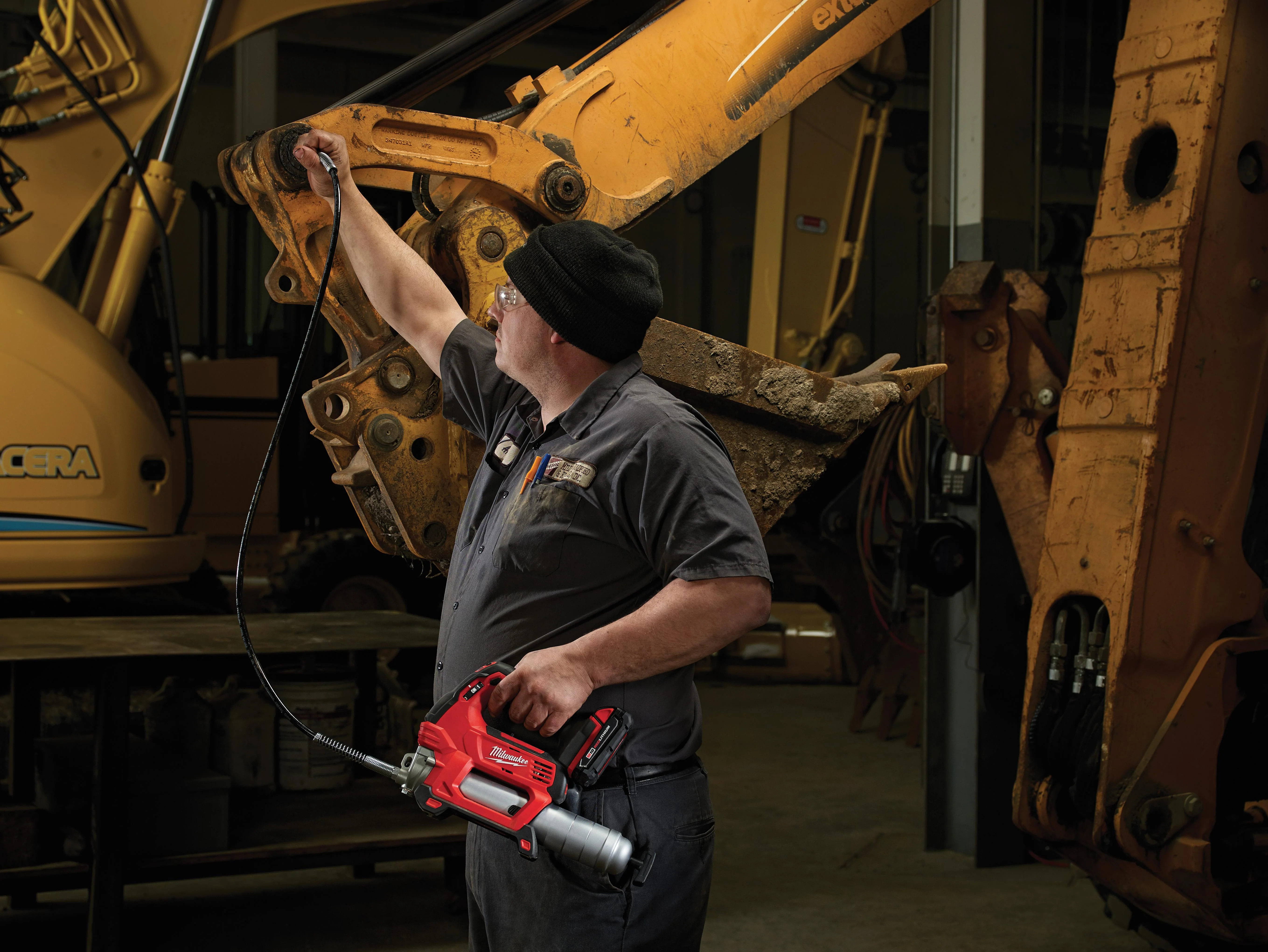Milwaukee M18 Cordless 2-Speed Grease Gun Kit - Two Battery - Image 4