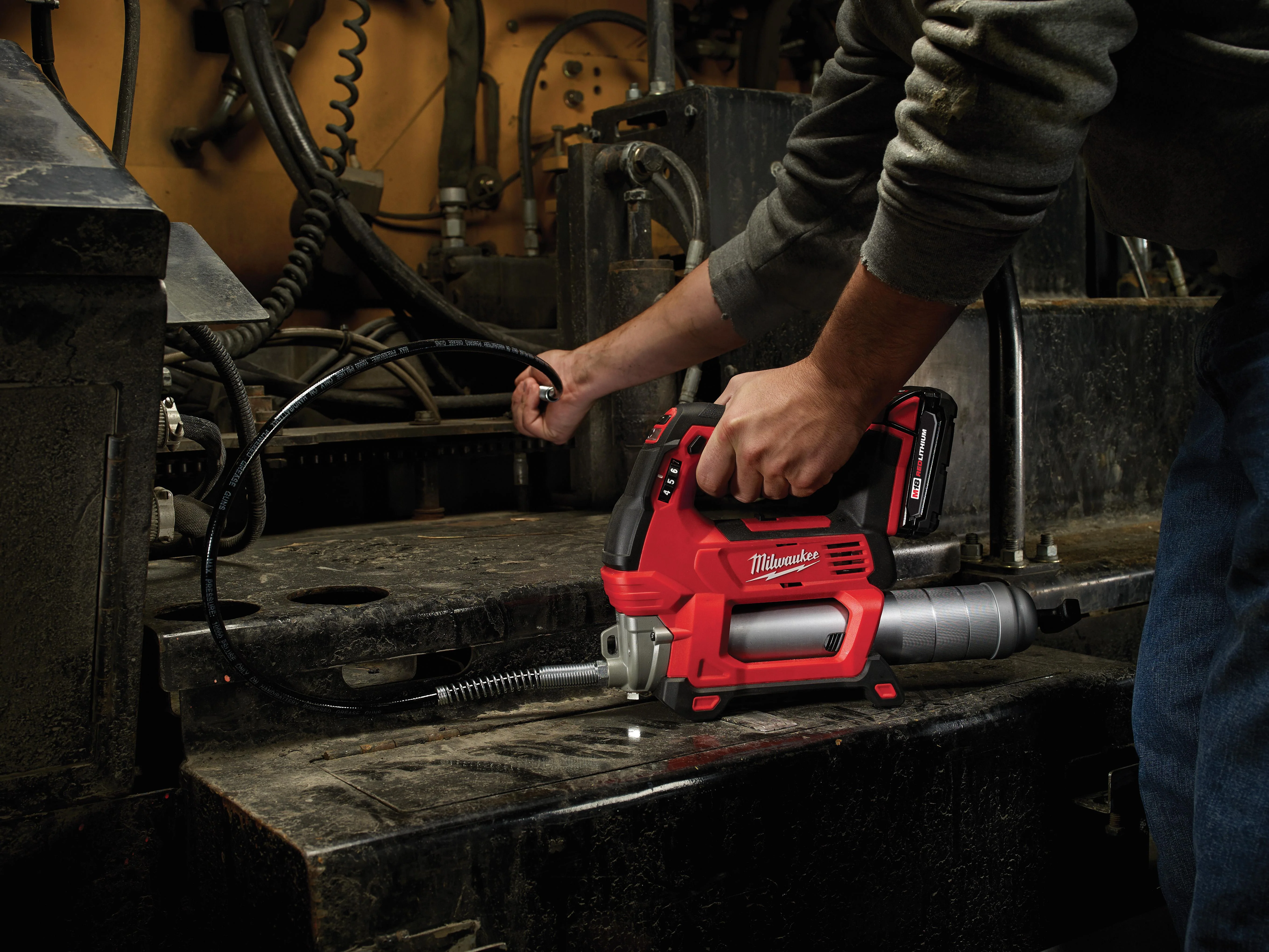 Milwaukee M18 Cordless 2-Speed Grease Gun Kit - Two Battery - Image 5