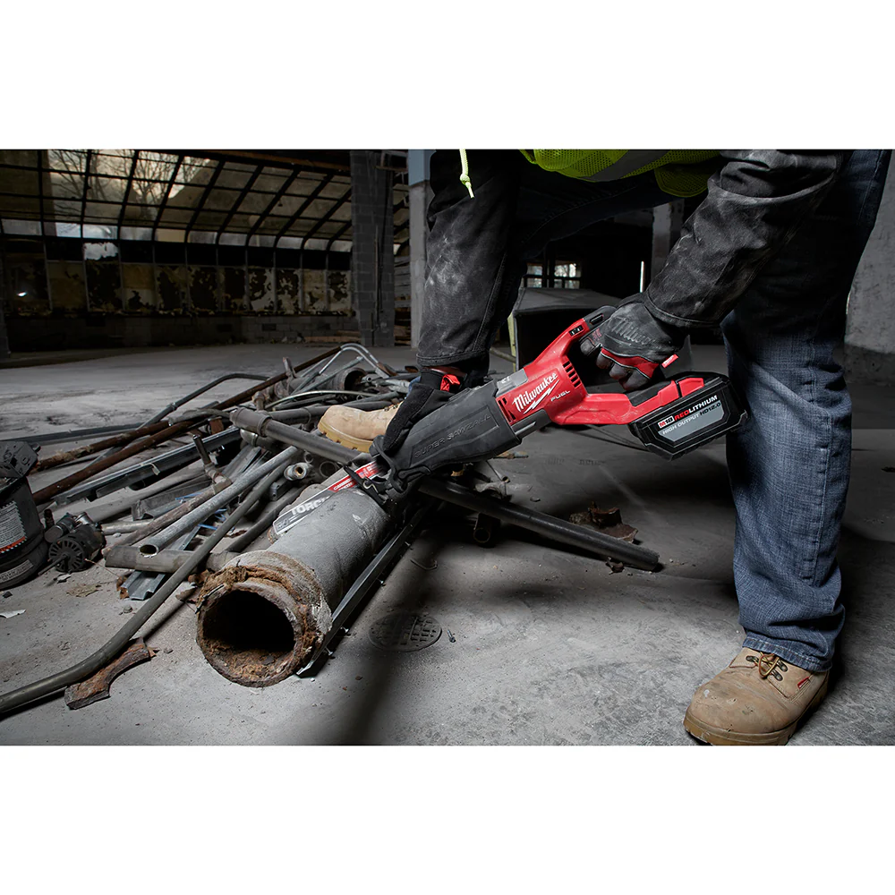 Milwaukee M18 FUEL Cordless SUPER SAWZALL Reciprocating Saw Kit - Image 9