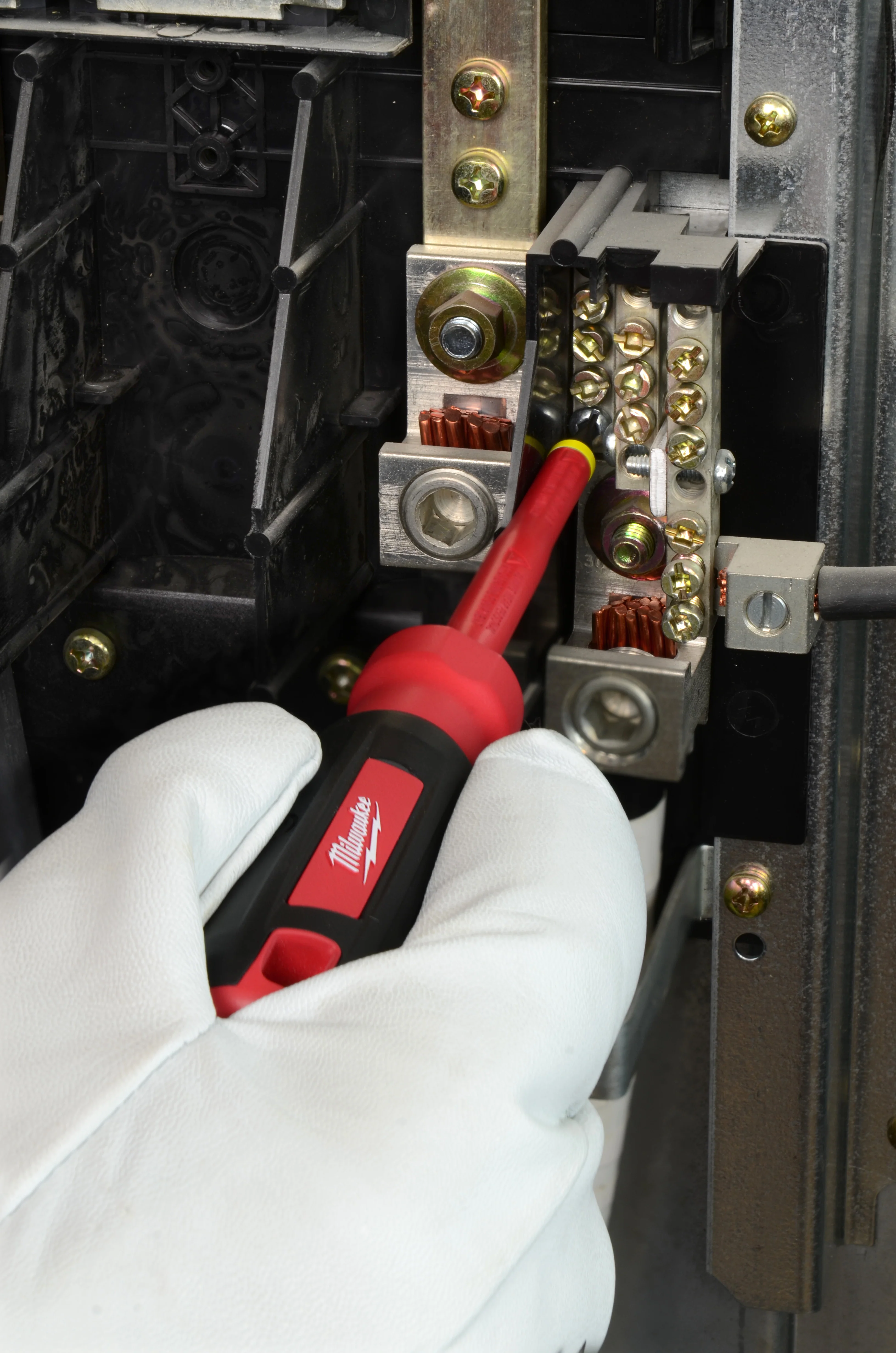 Milwaukee 4-Piece 1000V Insulated Screwdriver Set with Square Recess - Image 5