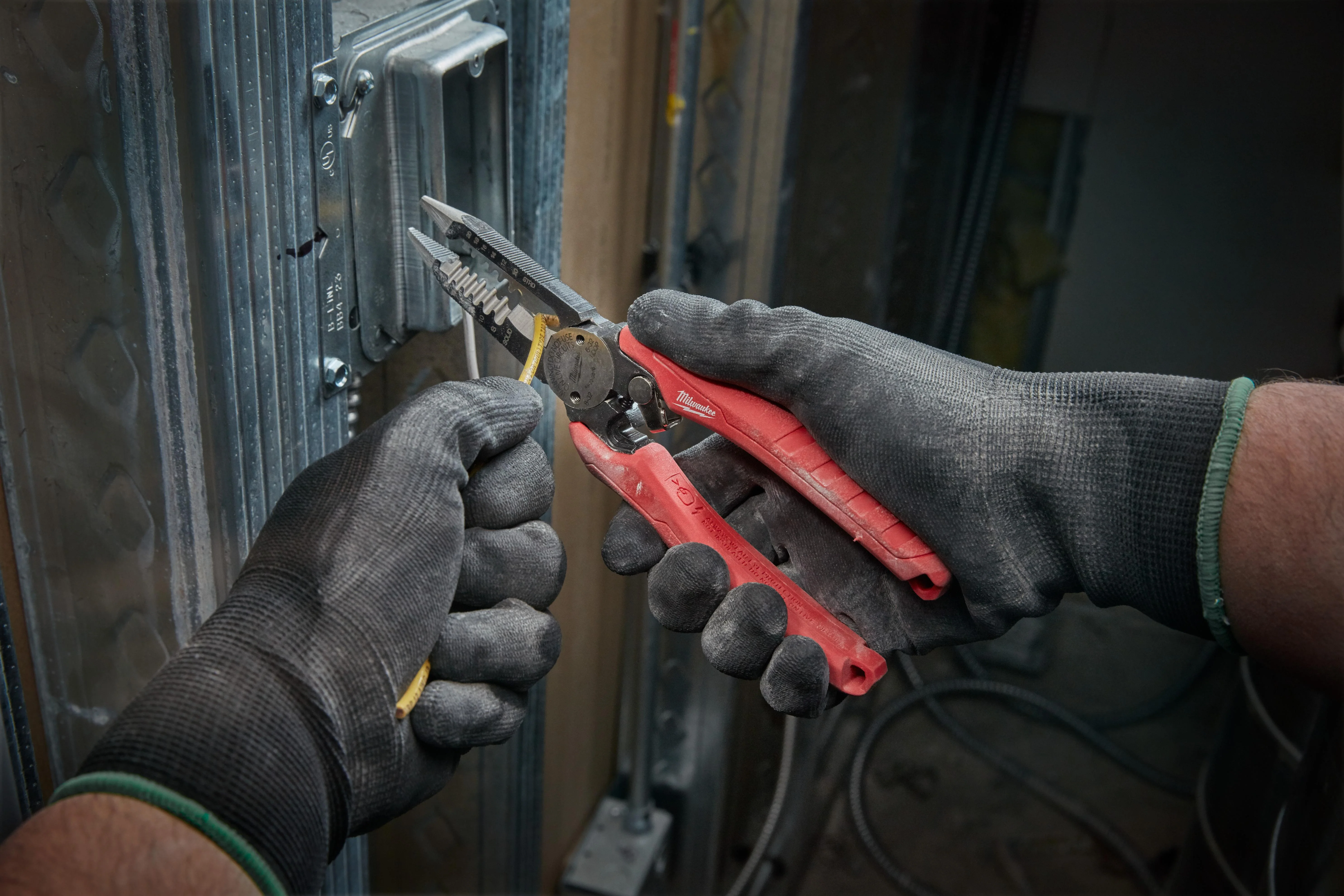 Milwaukee Electricians Combination Wire Pliers - Image 5
