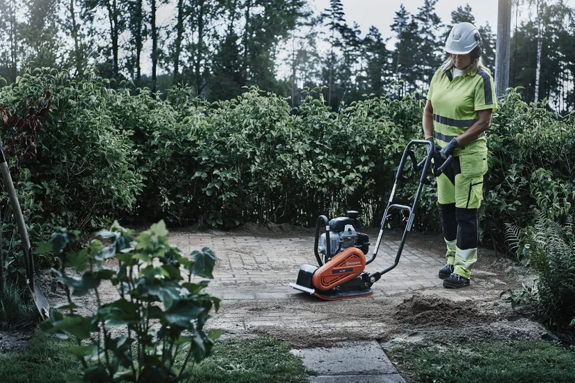 Husqvarna LF 50L 13" Plate Compactor w/ GXR120 Honda Engine - Image 5