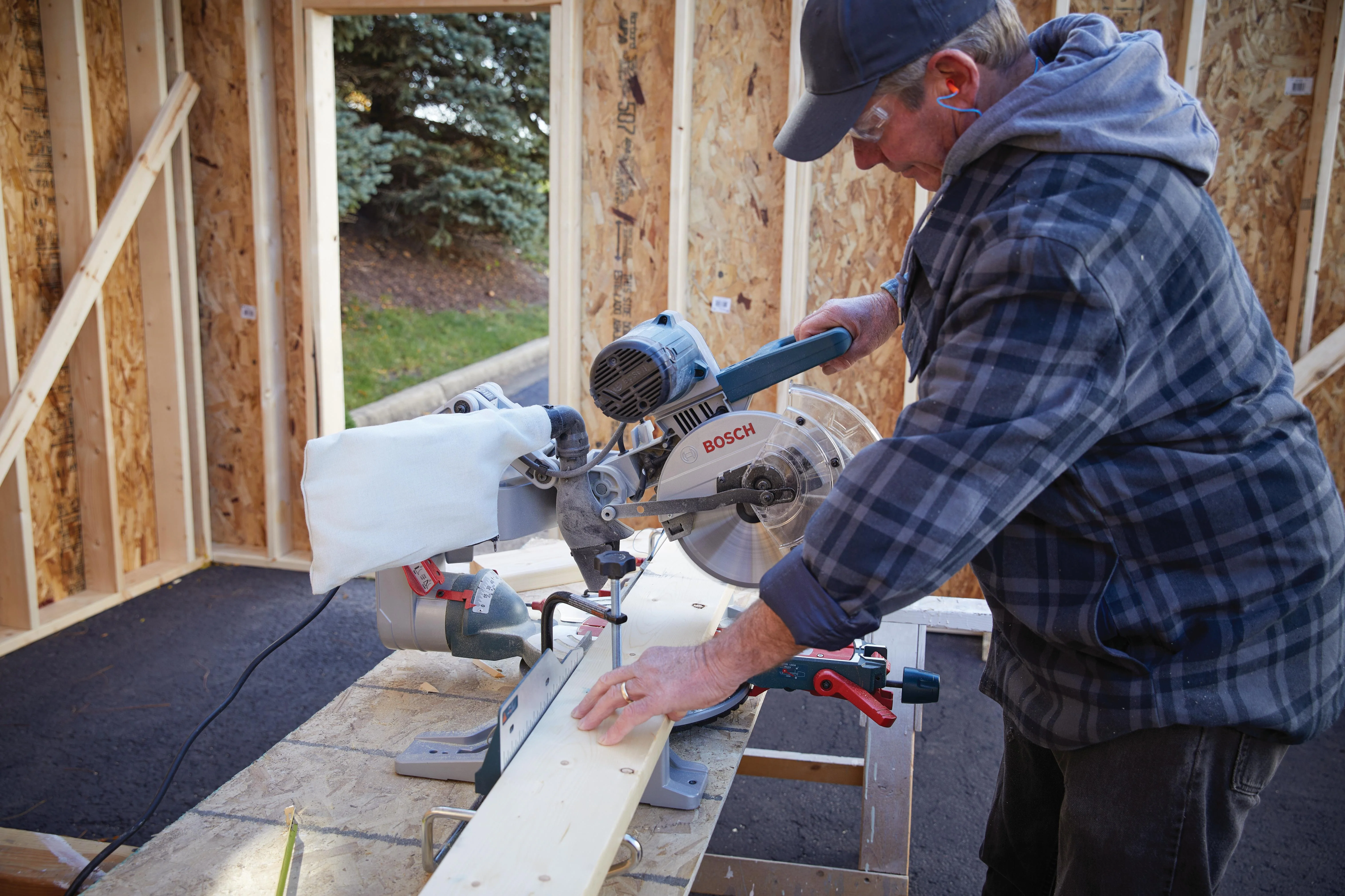 Bosch 10" Dual-Bevel Glide Miter Saw - Image 8