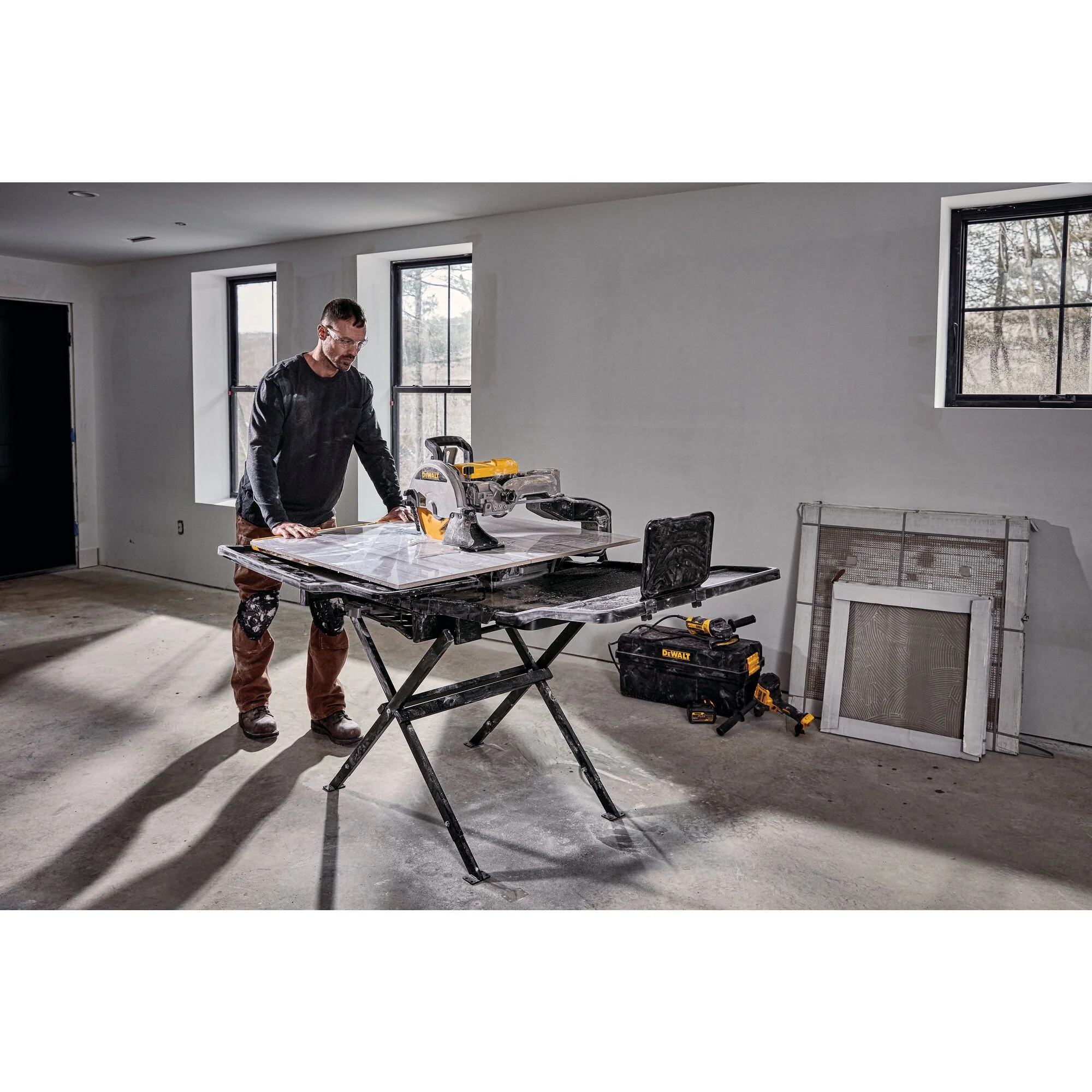 DeWalt 10" High Capacity Wet Tile Saw w/ Stand - Image 16