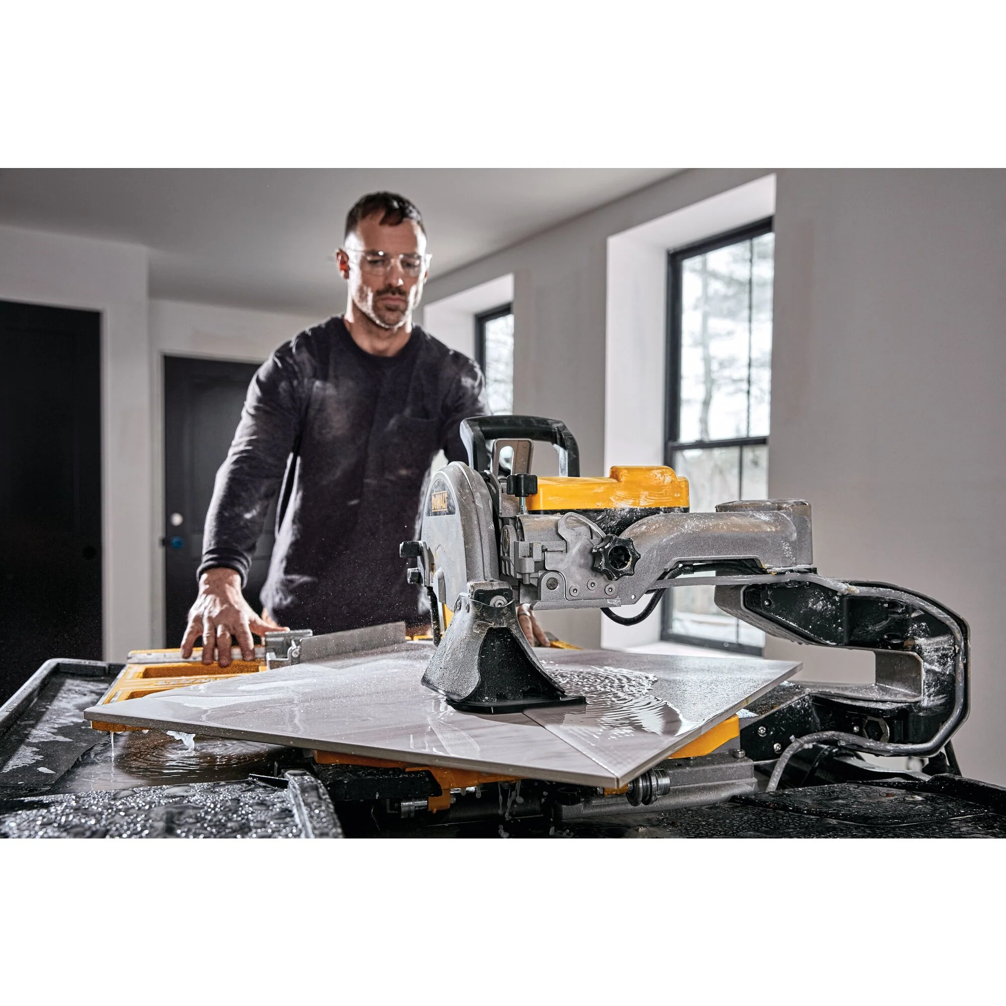 DeWalt 10" High Capacity Wet Tile Saw w/ Stand - Image 18