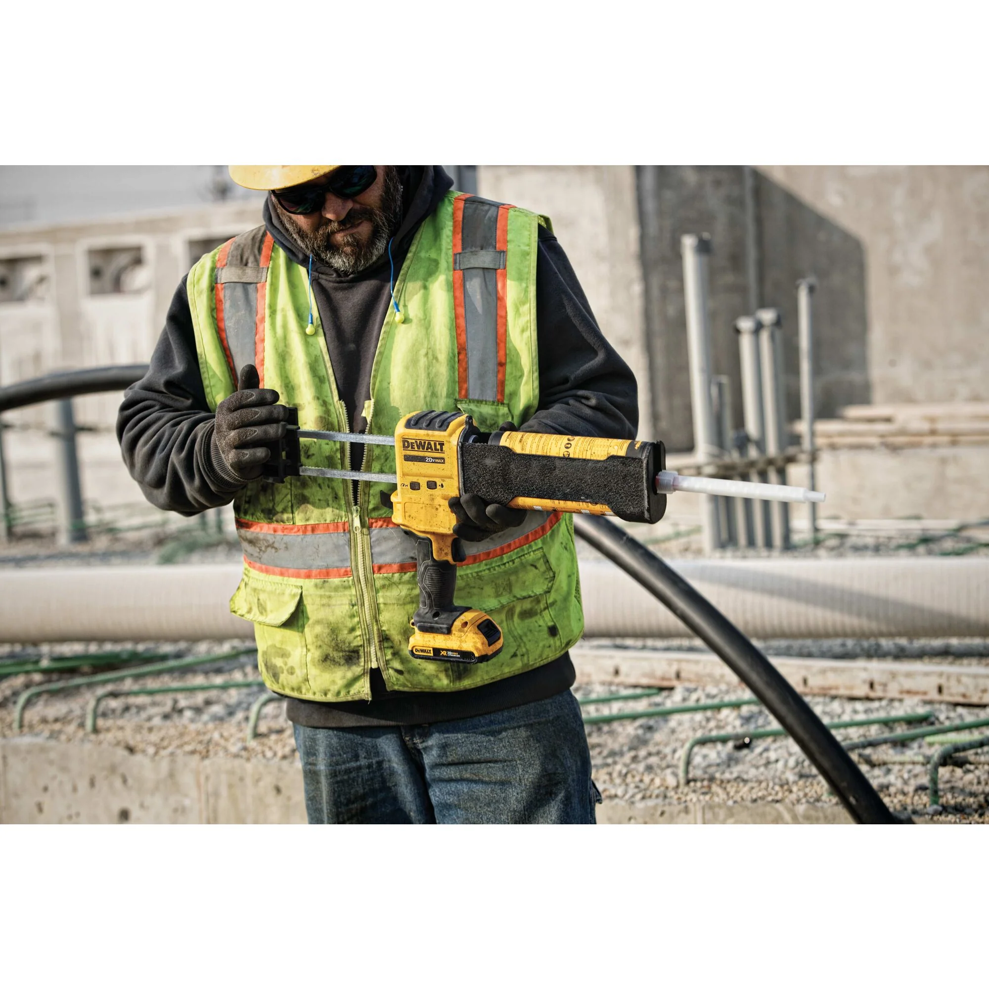 DeWalt 20V MAX 10:1 Acrylic Adhesive Dispenser Kit - Image 4