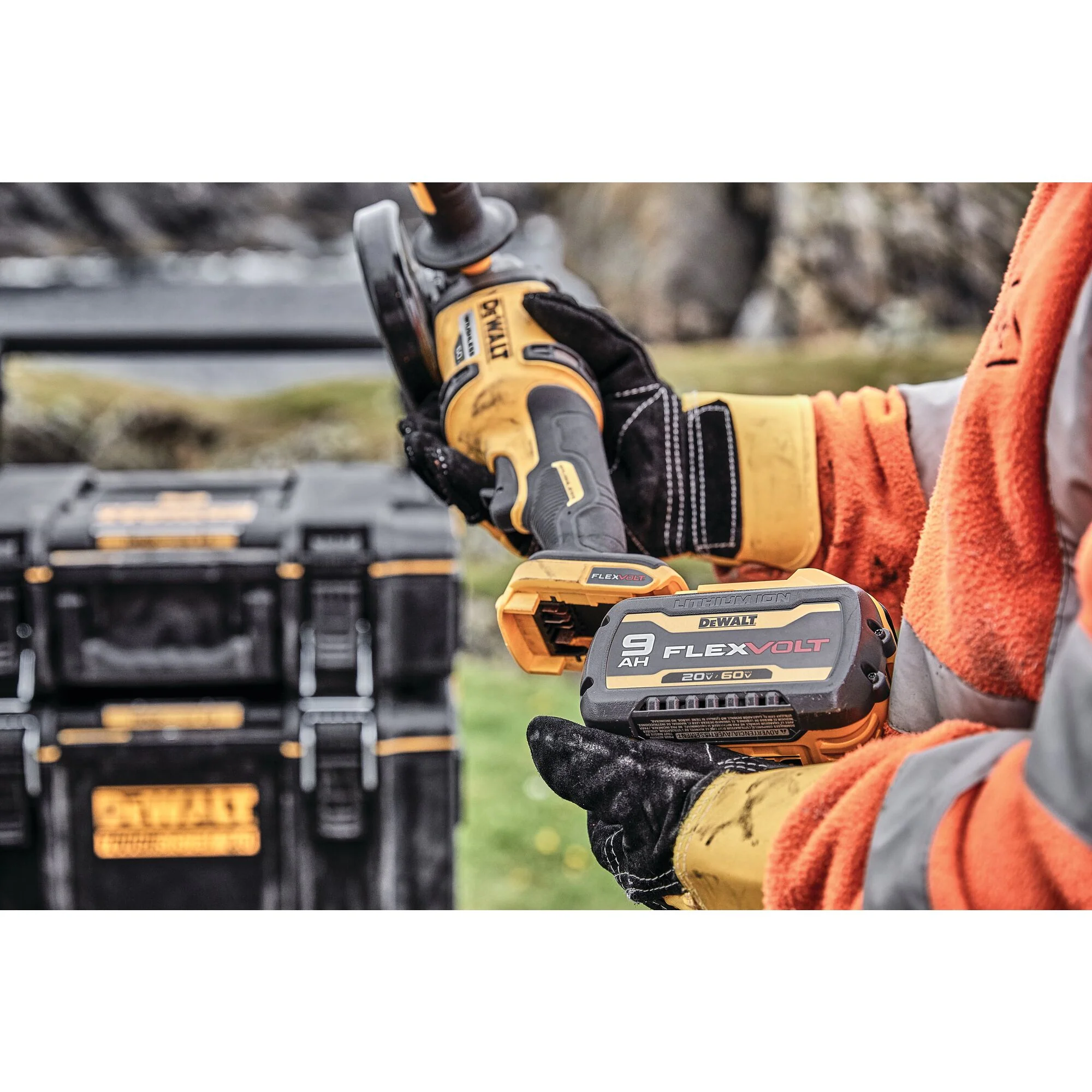 DeWalt 60V MAX FLEXVOLT® 4-1/2" - 6" Angle Grinder Kit w/ 2 Batteries - Image 9