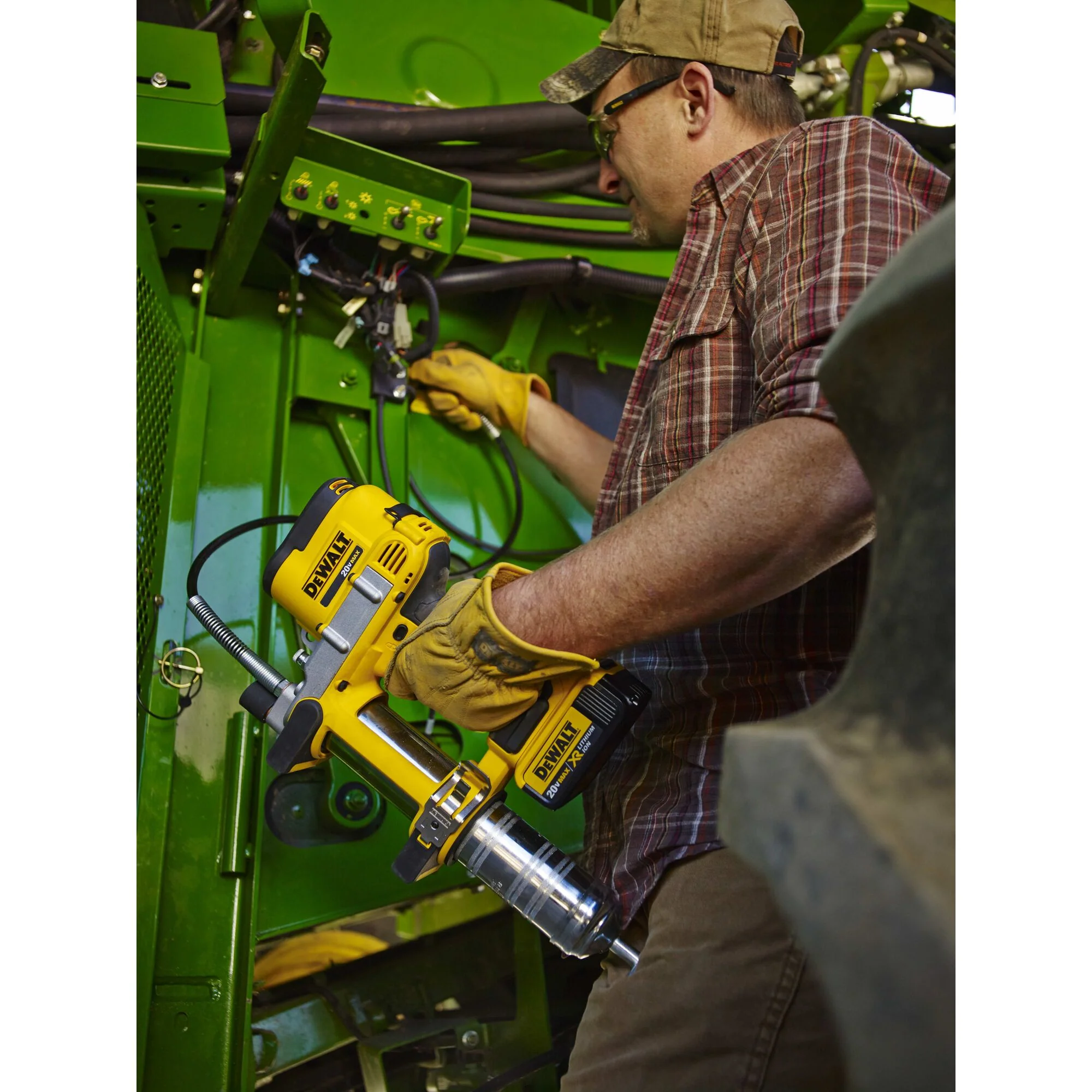 DeWalt 20V MAX Cordless Grease Gun Kit - Image 21