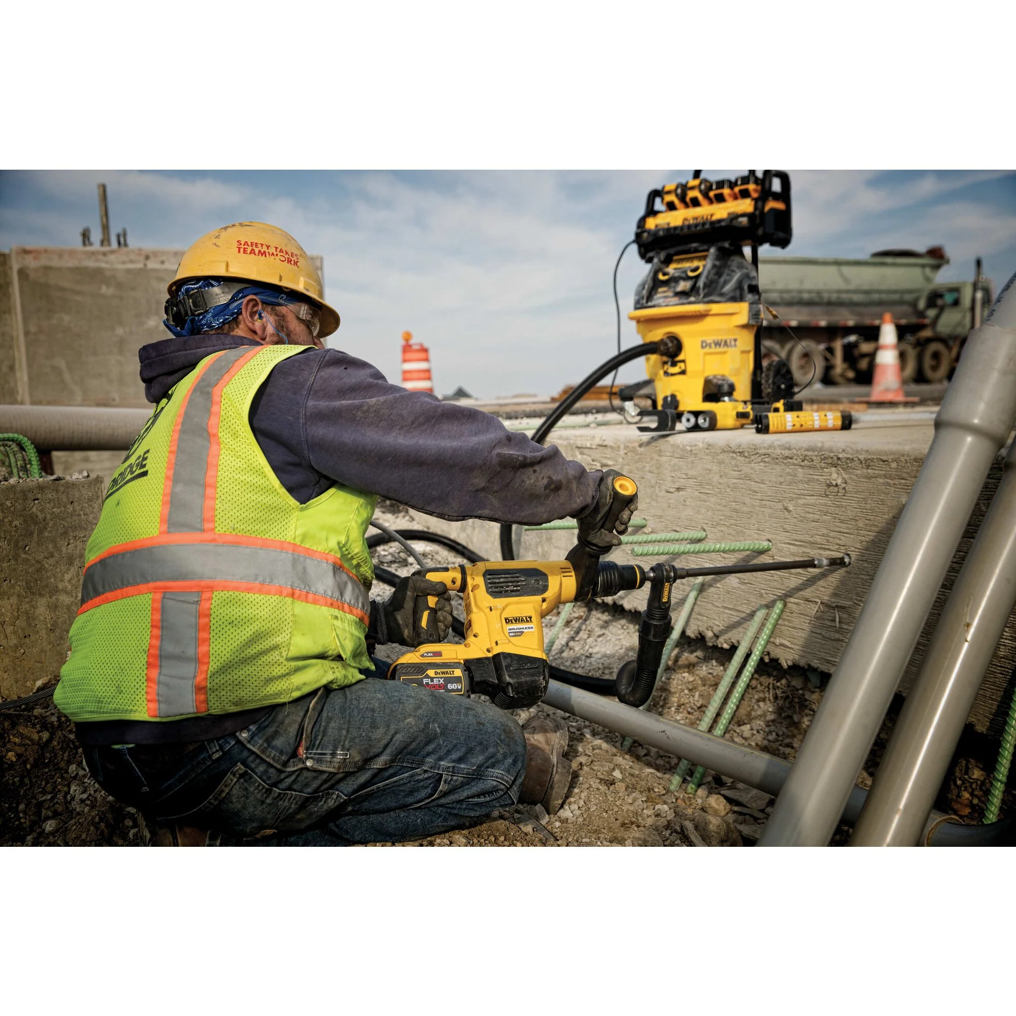 DeWalt 60V MAX 1-9/16" Brushless SDS MAX Combination Rotary Hammer Kit - Image 11