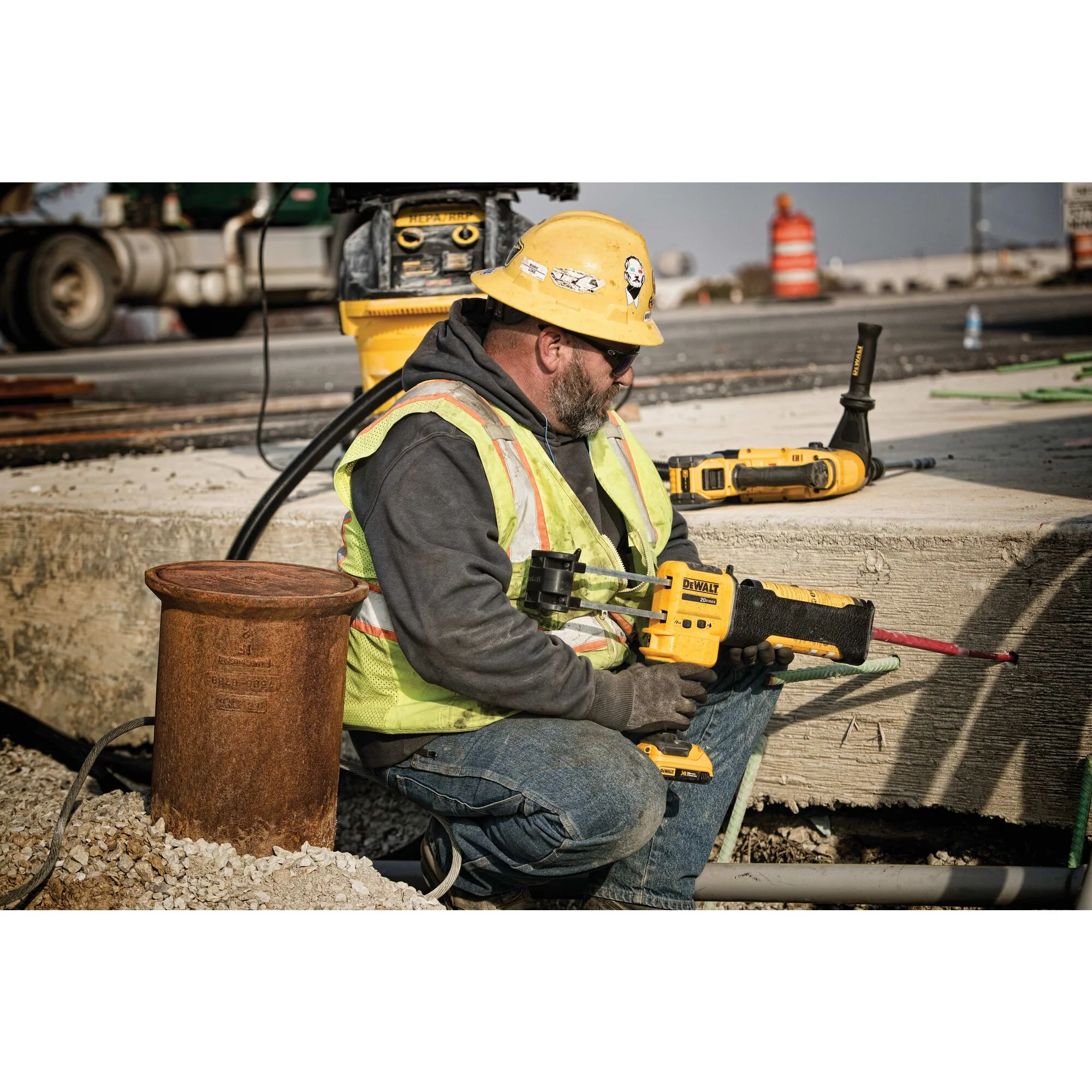 DeWalt 60V MAX 1-9/16" Brushless SDS MAX Combination Rotary Hammer Kit - Image 12