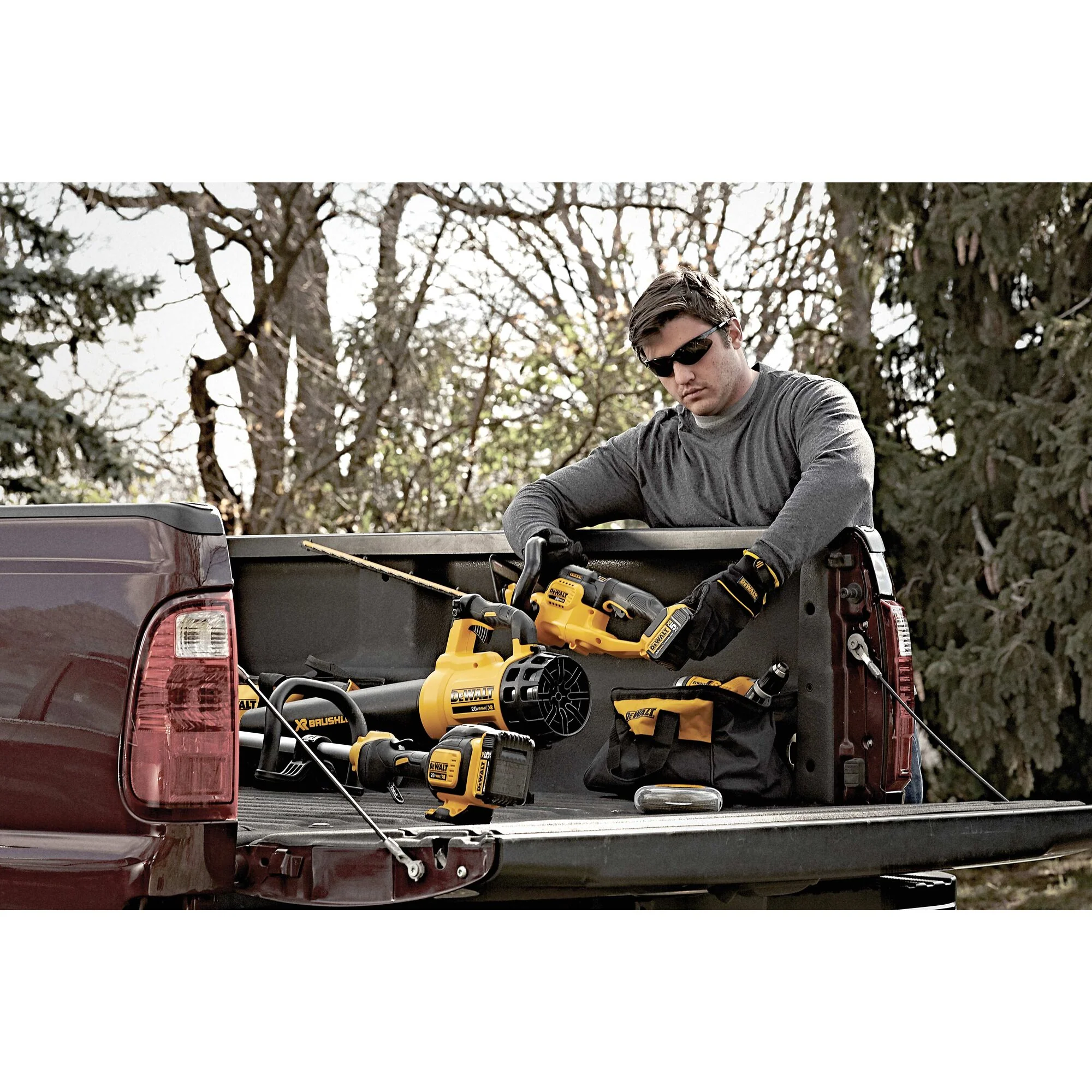 DeWalt 20V MAX 22" Hedge Trimmer Kit - Image 11