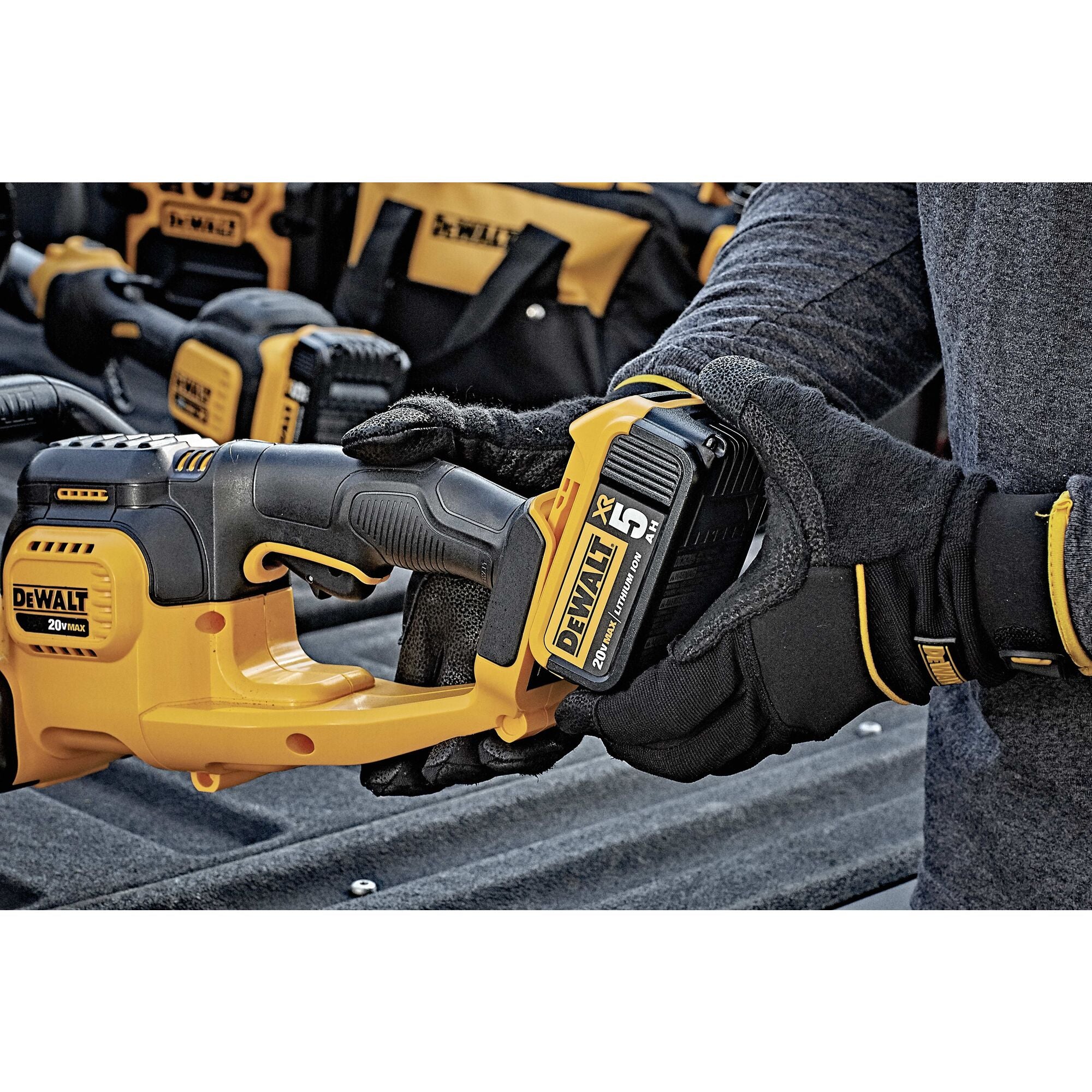 DeWalt 20V MAX 22" Hedge Trimmer Kit - Image 7