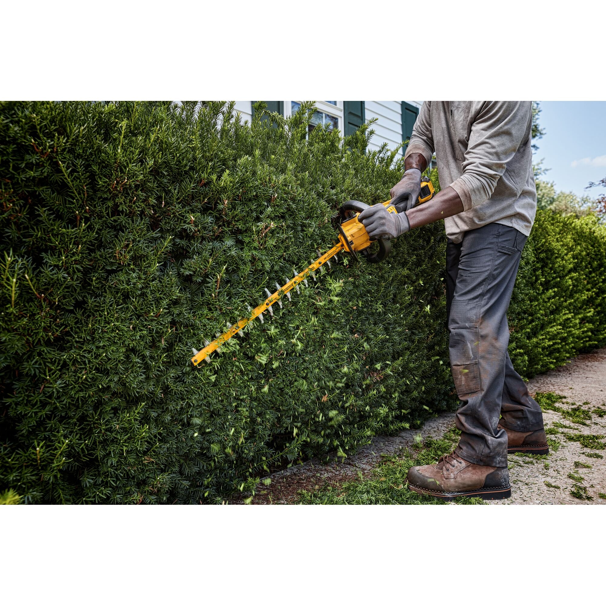 DeWalt 60V MAX 26" Brushless Hedge Trimmer Kit - Image 4