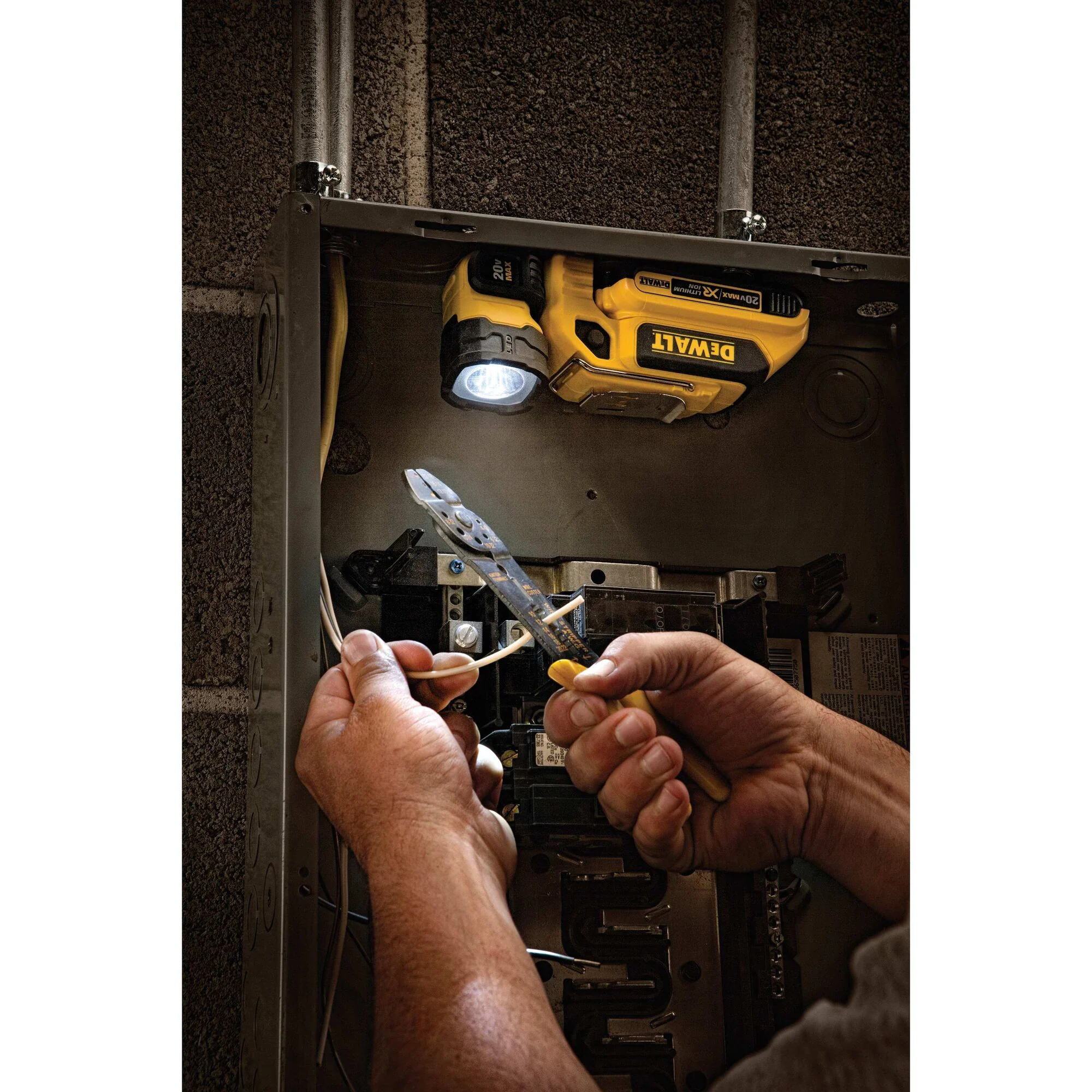 DeWalt 20V MAX LED Hand Held Worklight - Image 8