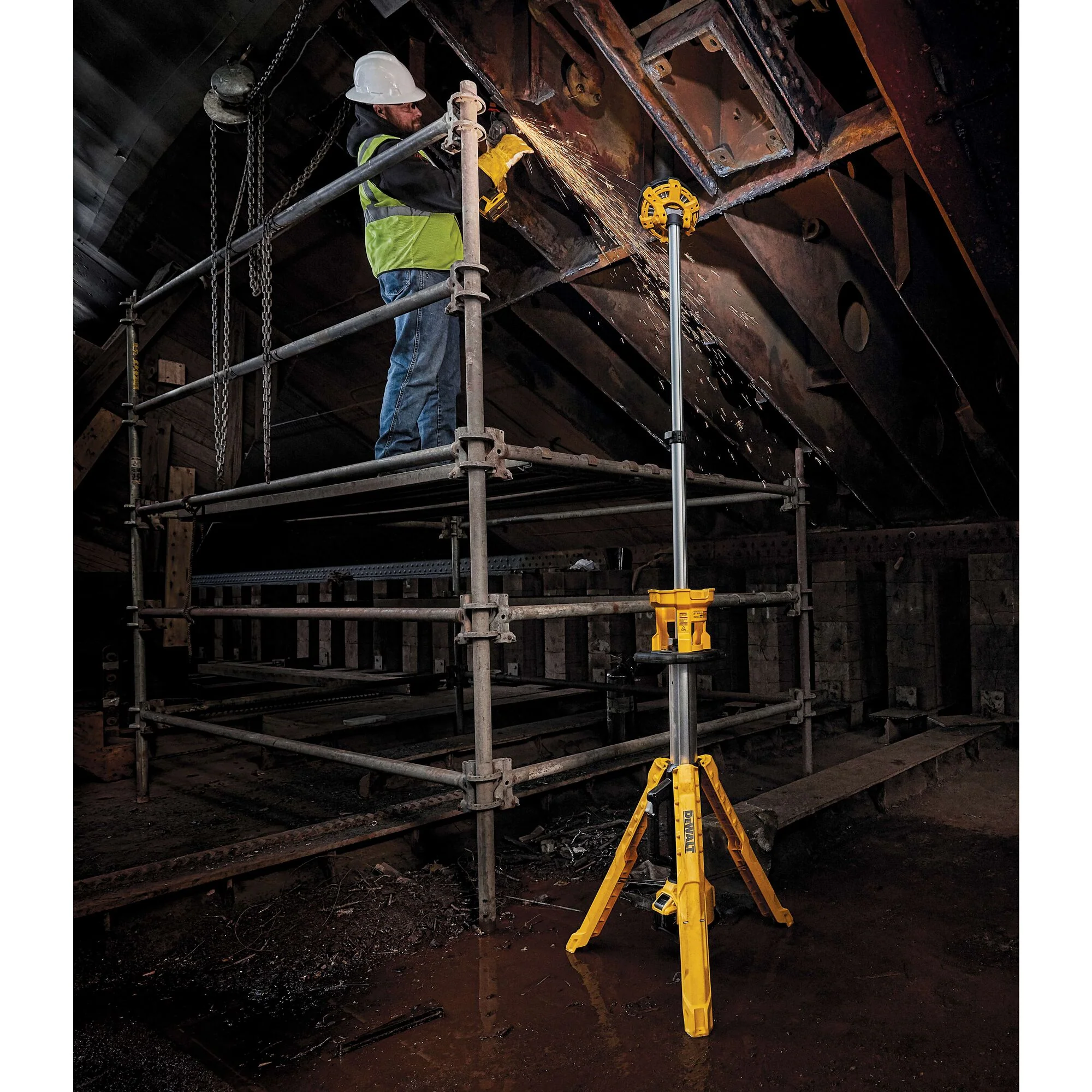 DeWalt 20V MAX Cordless Tripod Light Kit - Image 10