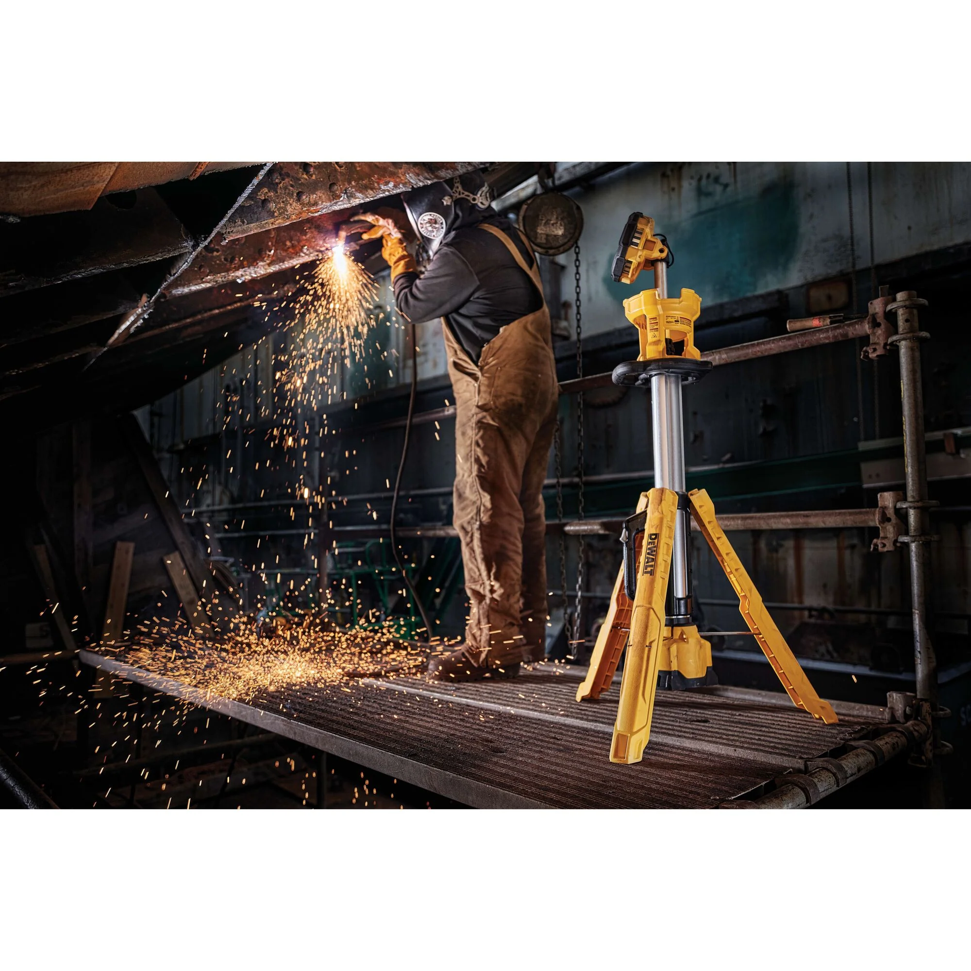 DeWalt 20V MAX Cordless Tripod Light Kit - Image 11