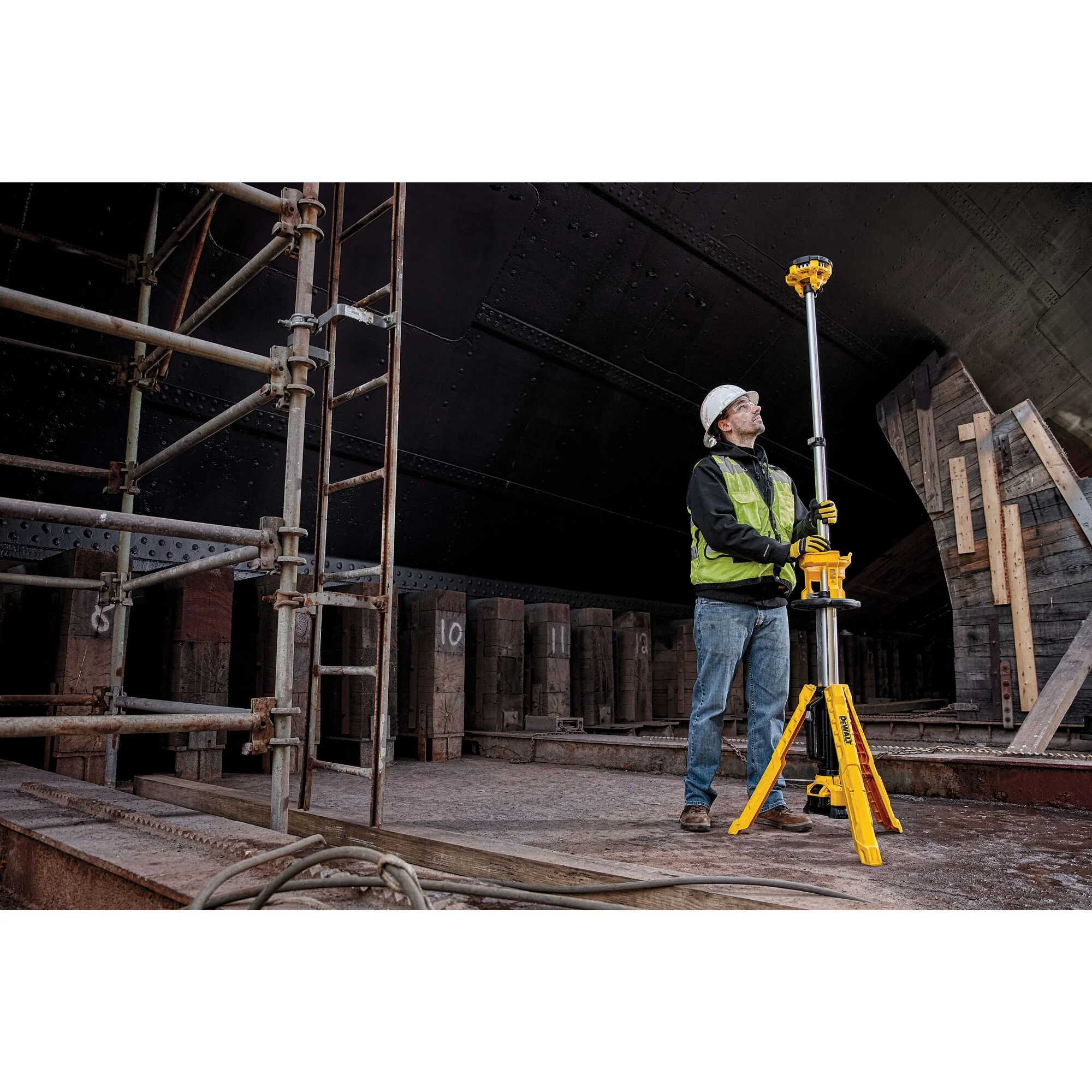 DeWalt 20V MAX Cordless Tripod Light Kit - Image 15