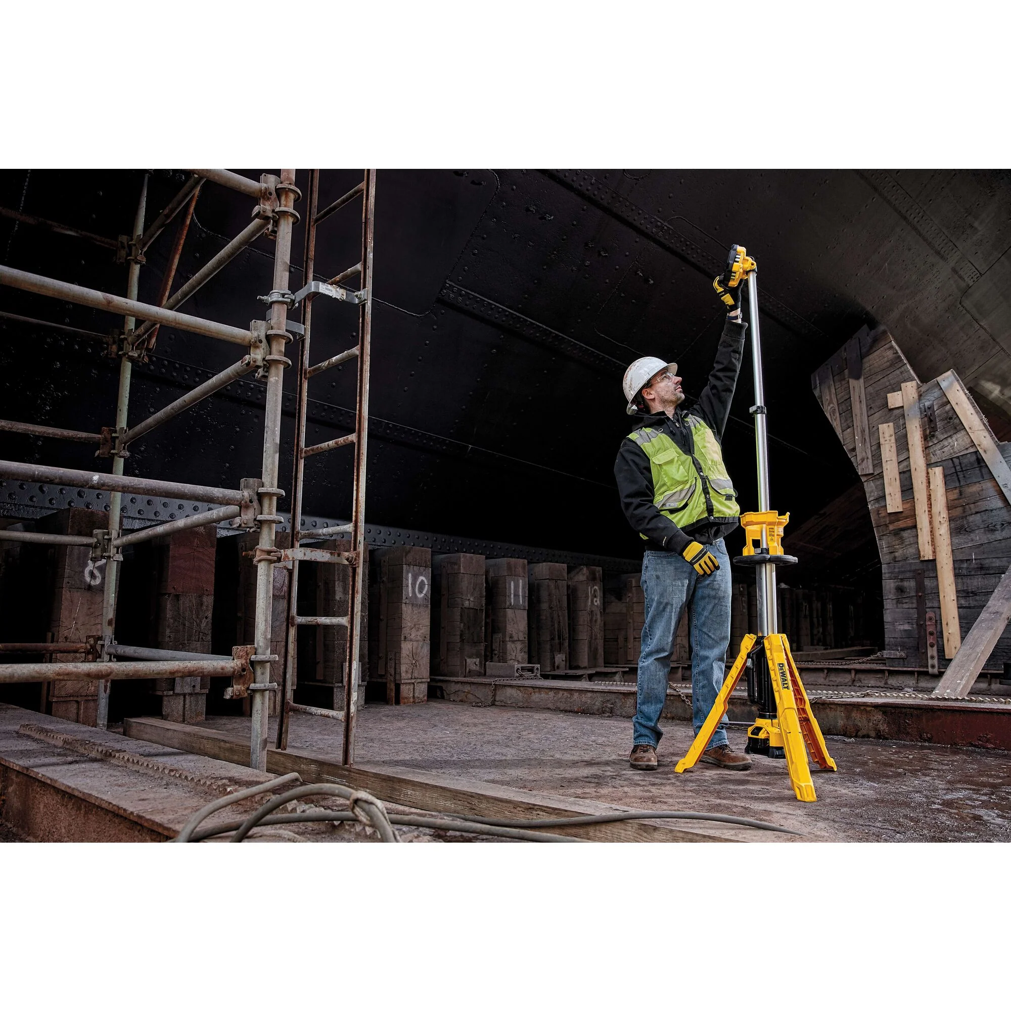 DeWalt 20V MAX Cordless Tripod Light Kit - Image 16