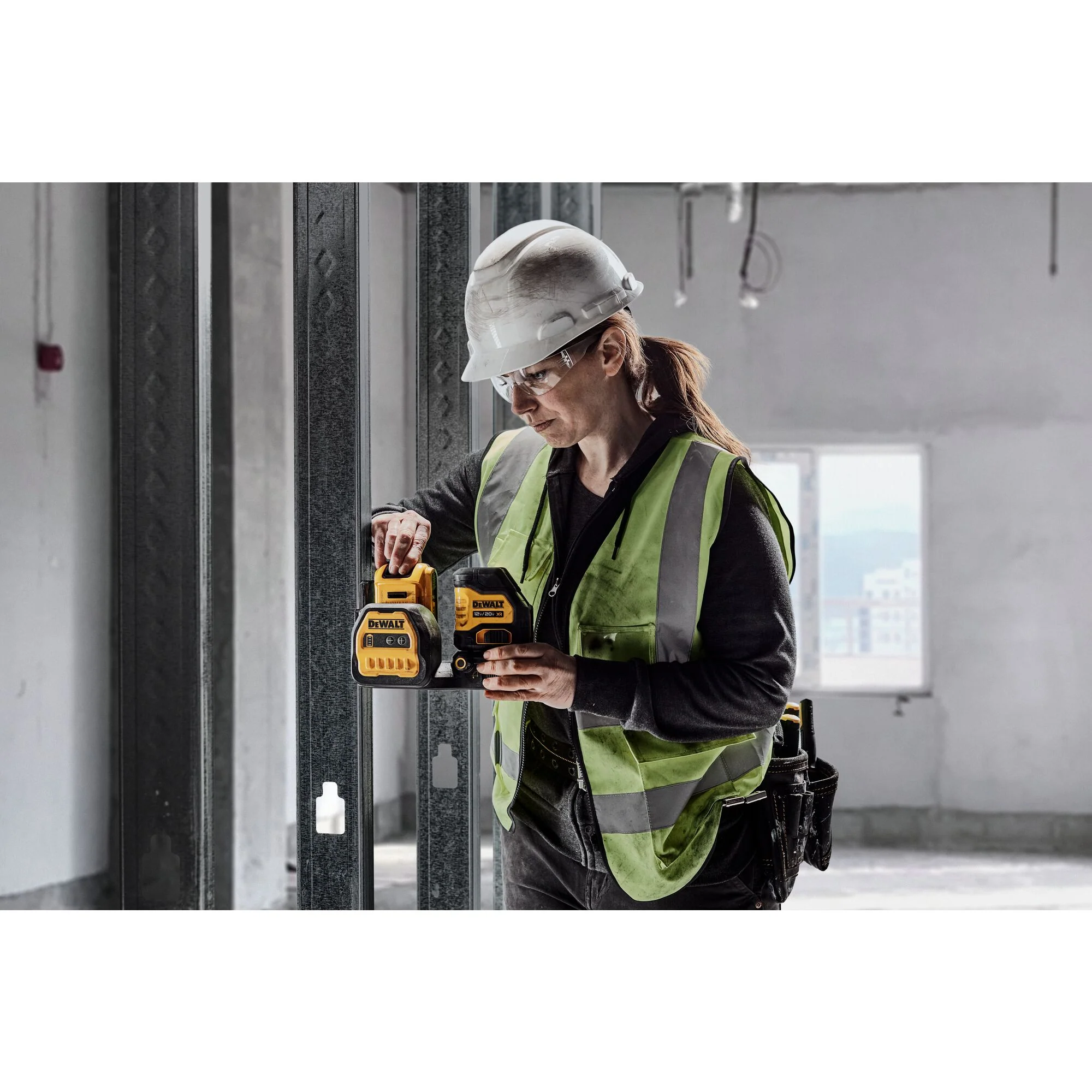 DeWalt 20V Cross Line Green Laser Kit - Image 4