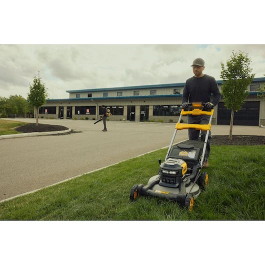 DeWalt 60V MAX Brushless Cordless RWD Self-Propelled Mower Kit - Image 9