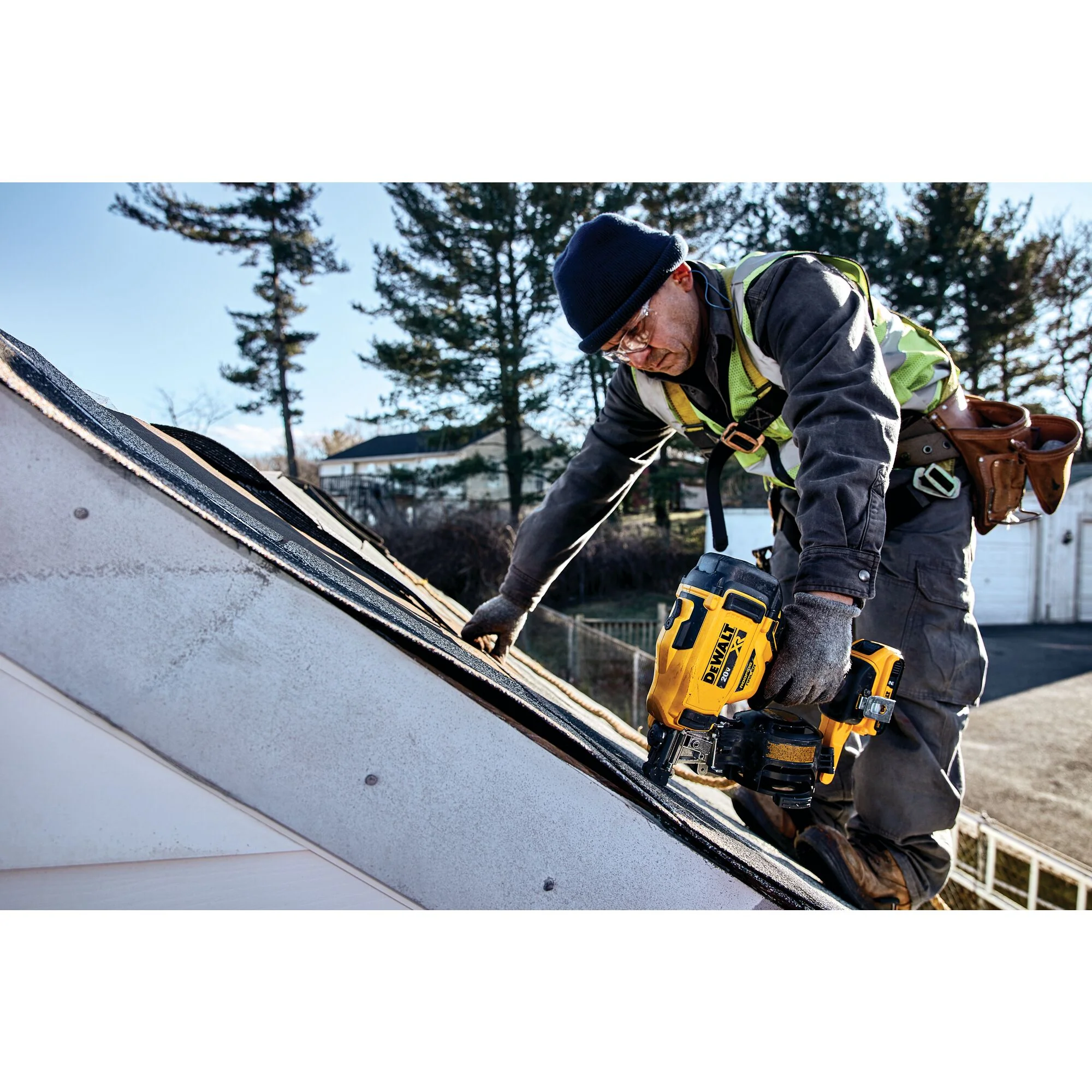DeWalt 20V MAX 15° Cordless Coil Roofing Nailer Kit - Image 11
