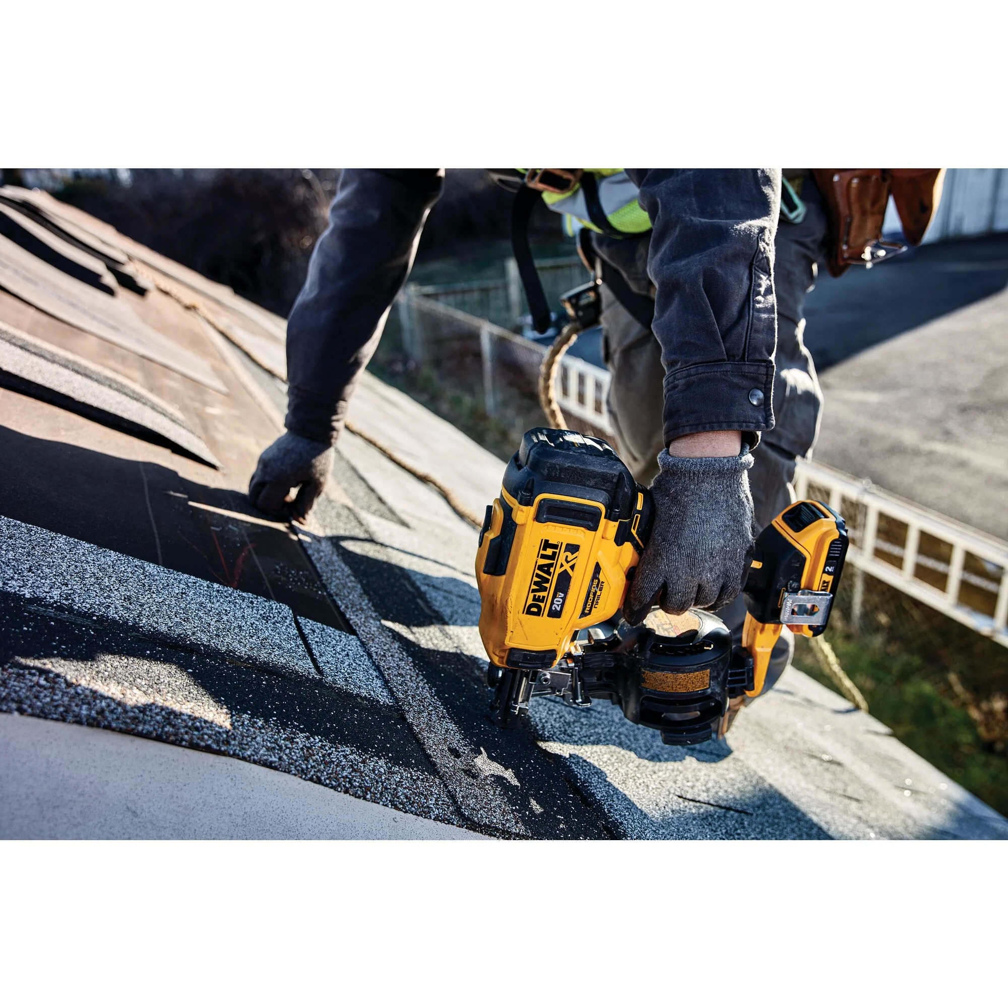 DeWalt 20V MAX 15° Cordless Coil Roofing Nailer Kit - Image 12