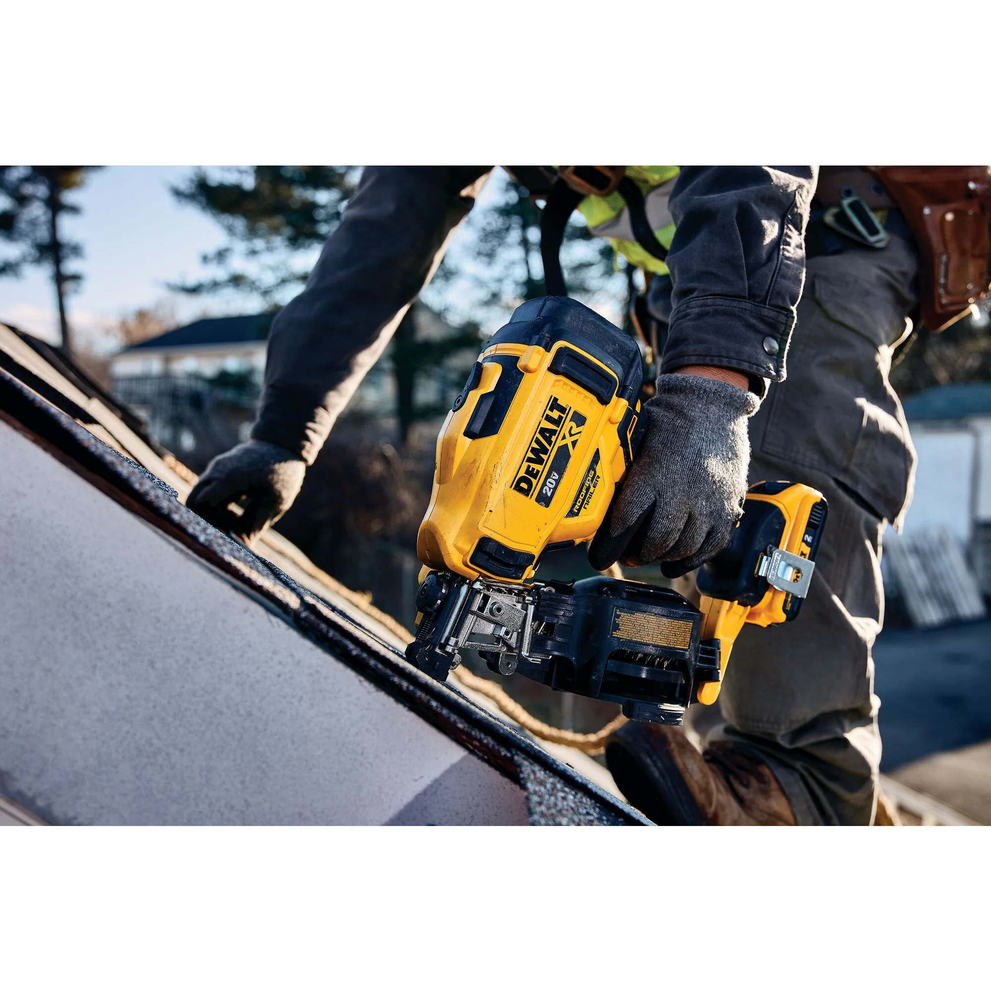 DeWalt 20V MAX 15° Cordless Coil Roofing Nailer Kit - Image 13