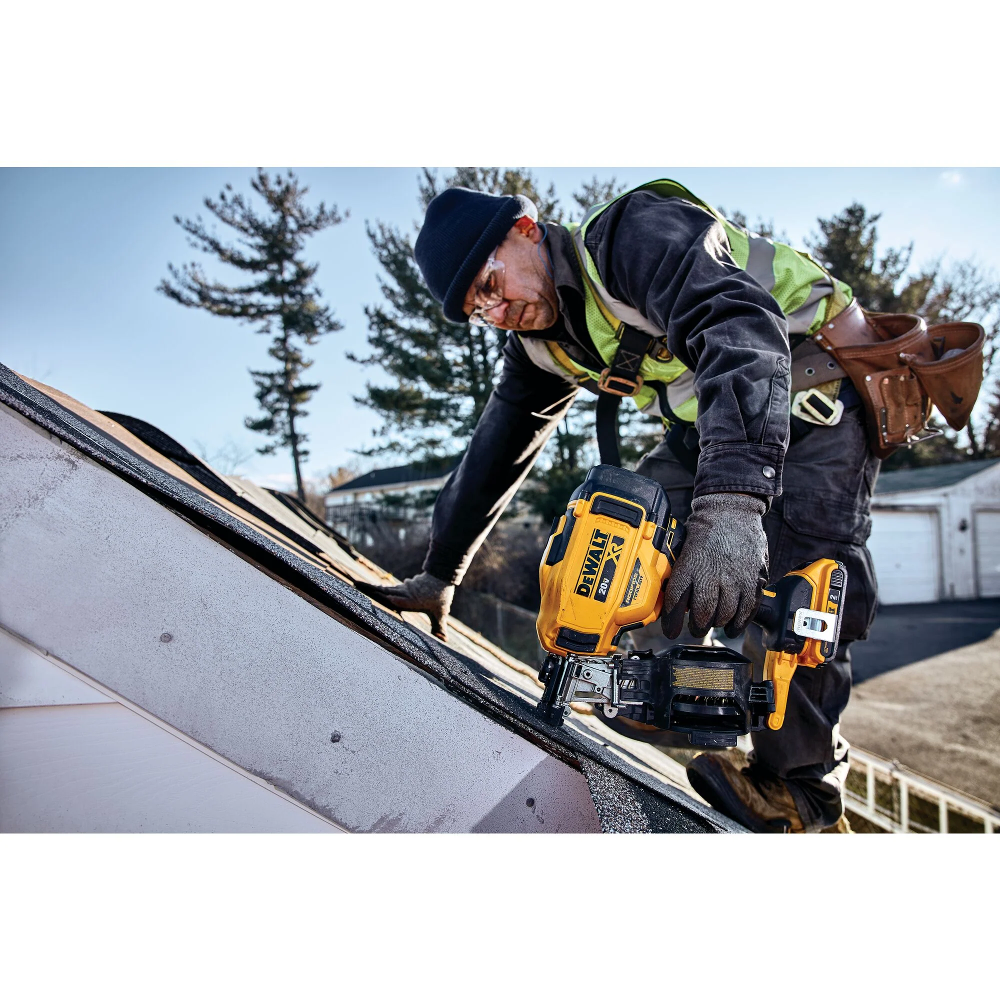 DeWalt 20V MAX 15° Cordless Coil Roofing Nailer Kit - Image 14