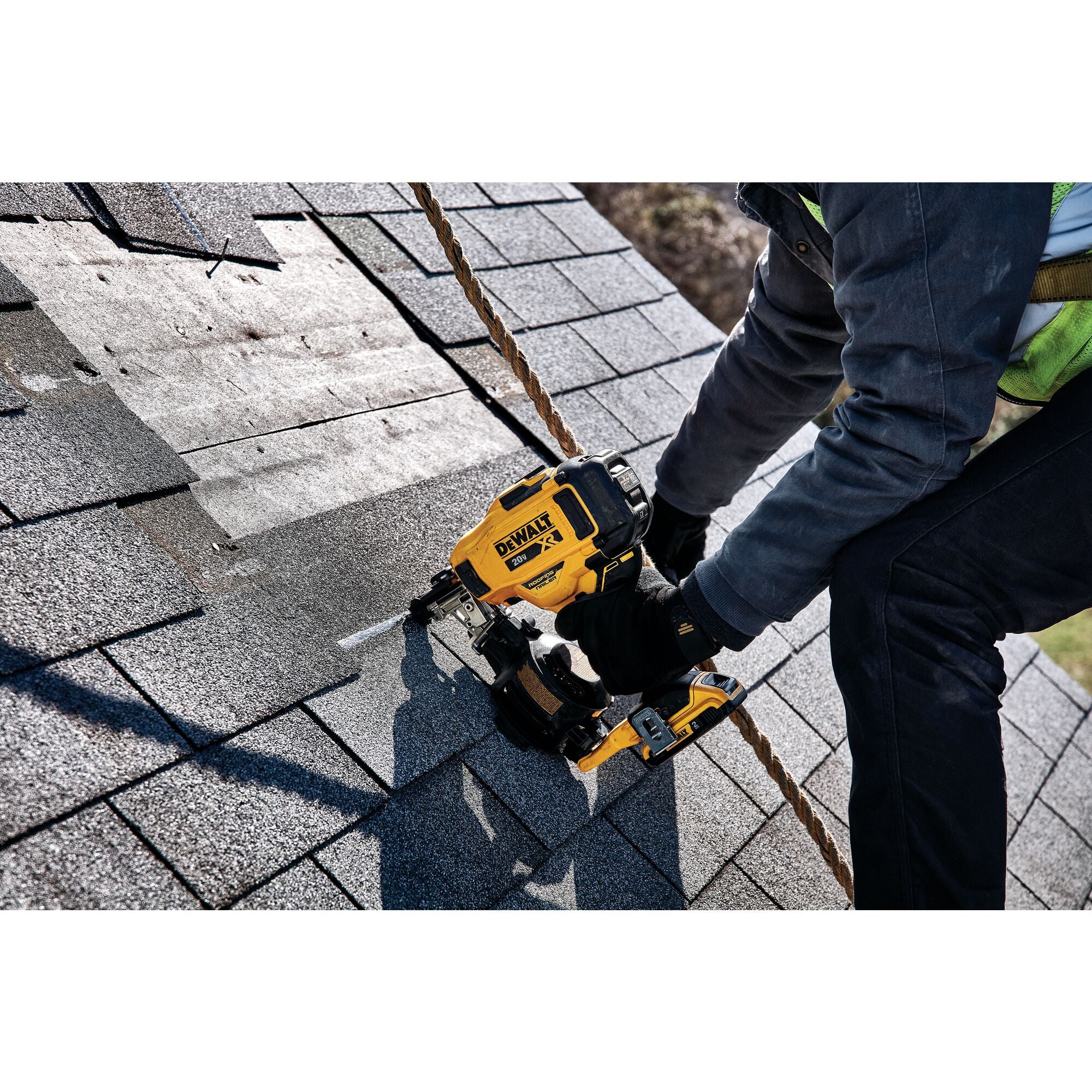 DeWalt 20V MAX 15° Cordless Coil Roofing Nailer Kit - Image 16