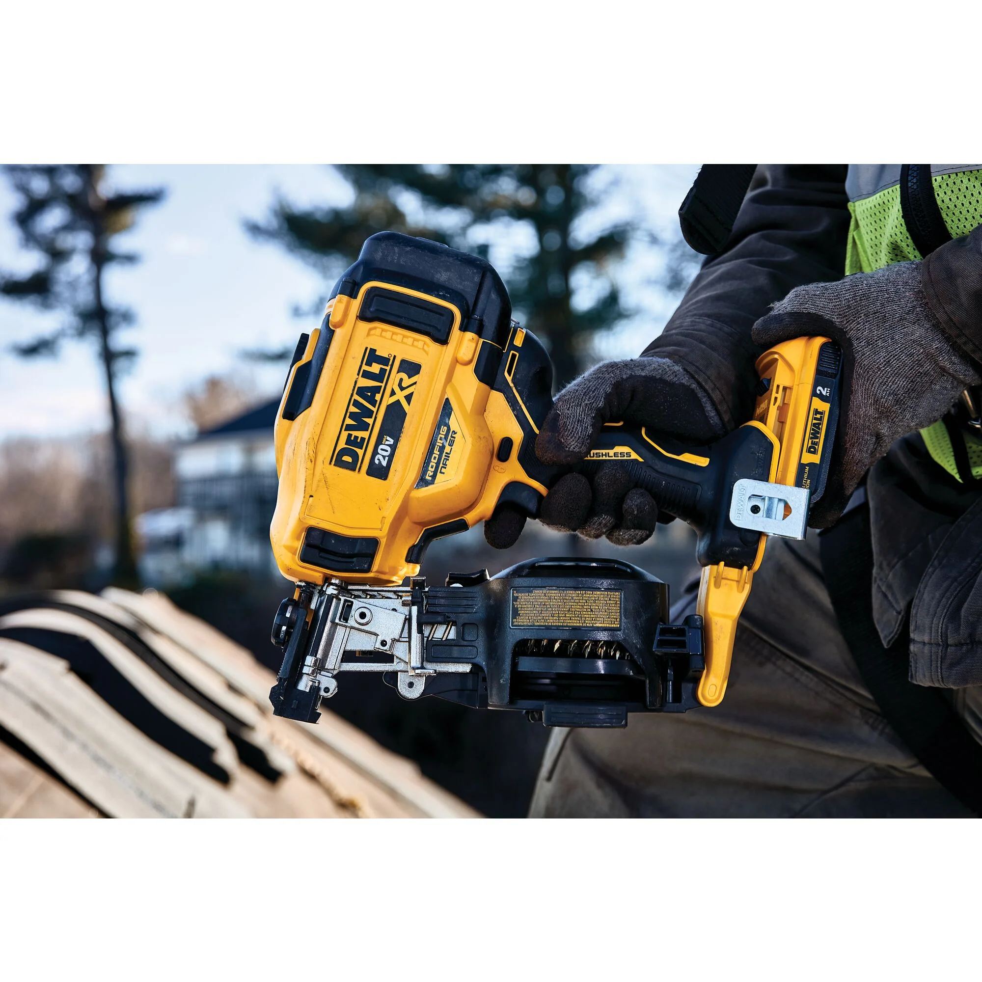 DeWalt 20V MAX 15° Cordless Coil Roofing Nailer Kit - Image 17