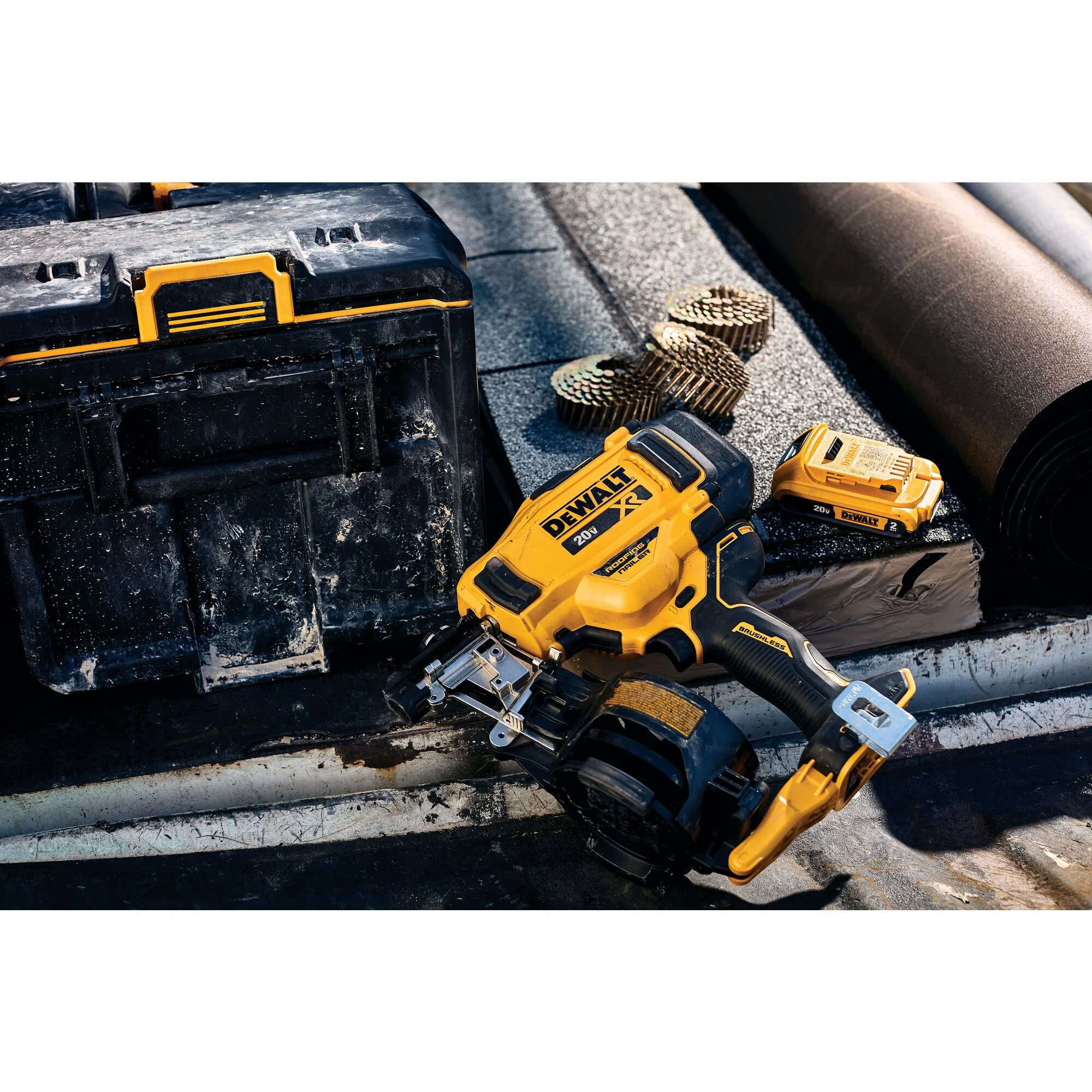 DeWalt 20V MAX 15° Cordless Coil Roofing Nailer Kit - Image 18