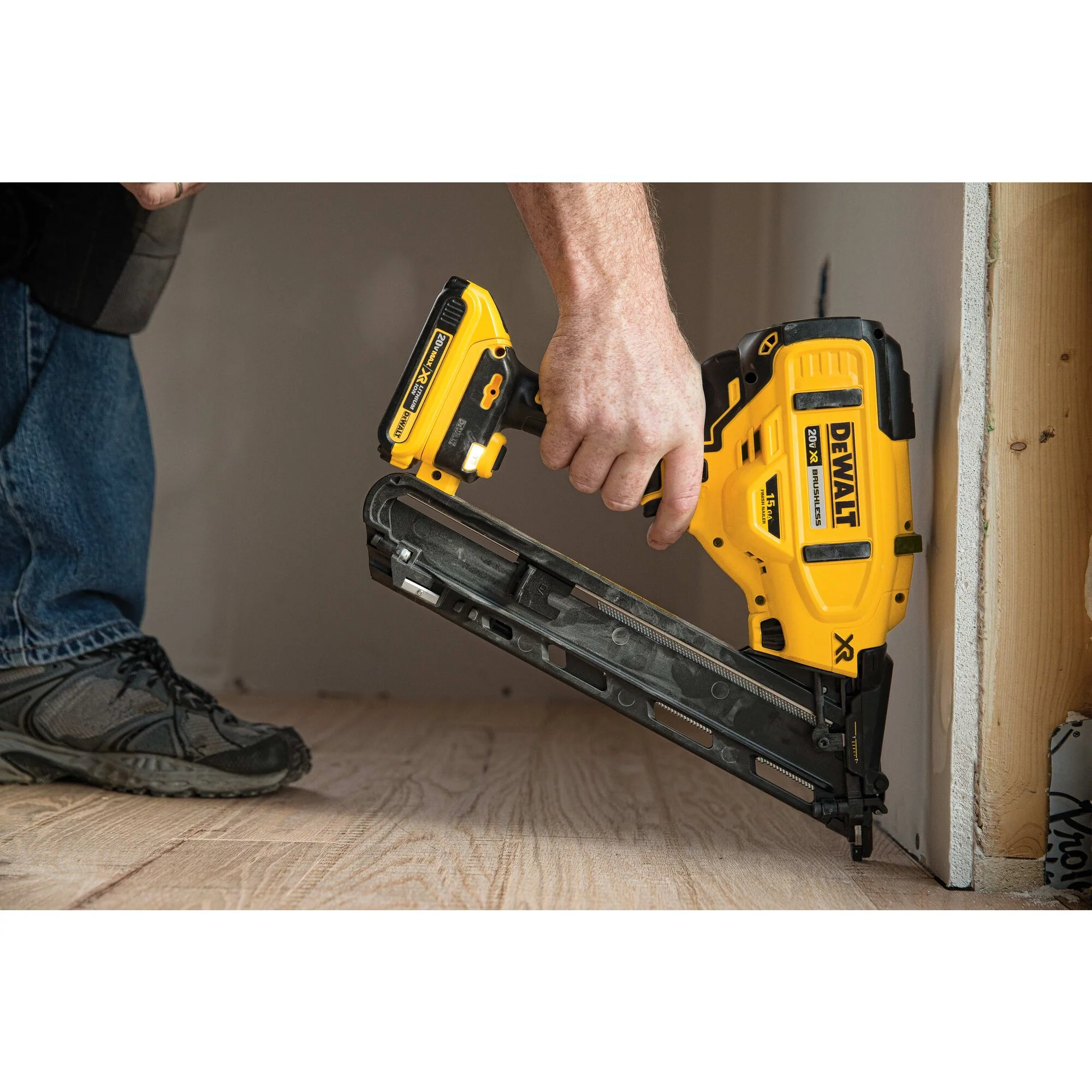 DeWalt 20V MAX XR 15 Gauge Cordless Angled Finish Nailer Kit - Image 14
