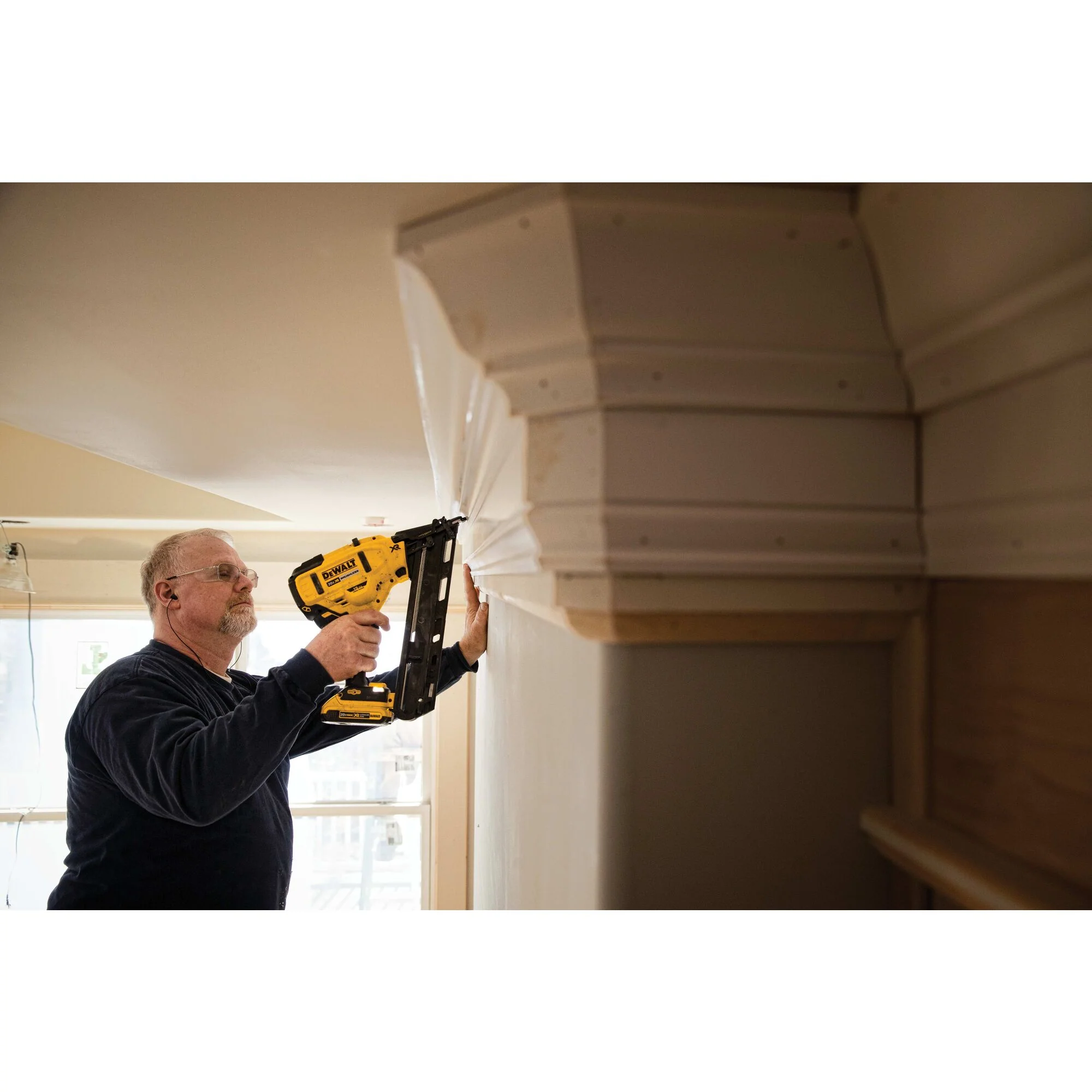 DeWalt 20V MAX XR 15 Gauge Cordless Angled Finish Nailer Kit - Image 15
