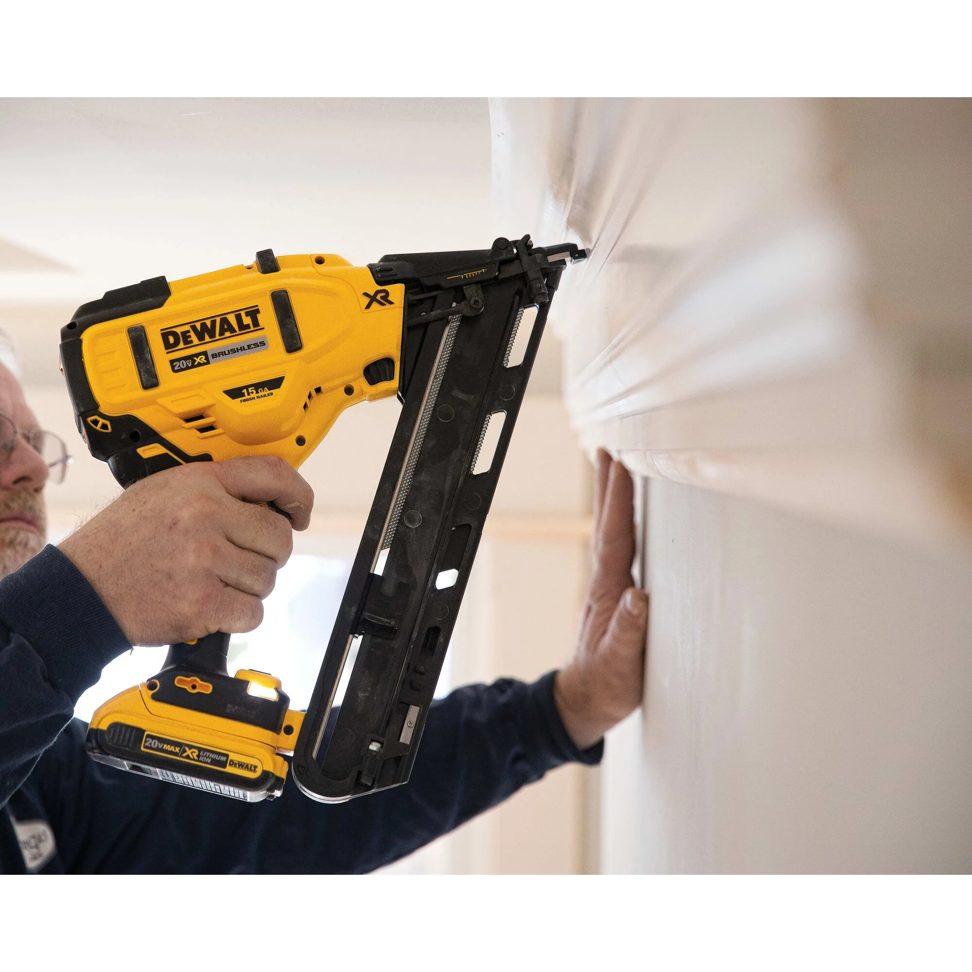 DeWalt 20V MAX XR 15 Gauge Cordless Angled Finish Nailer Kit - Image 20