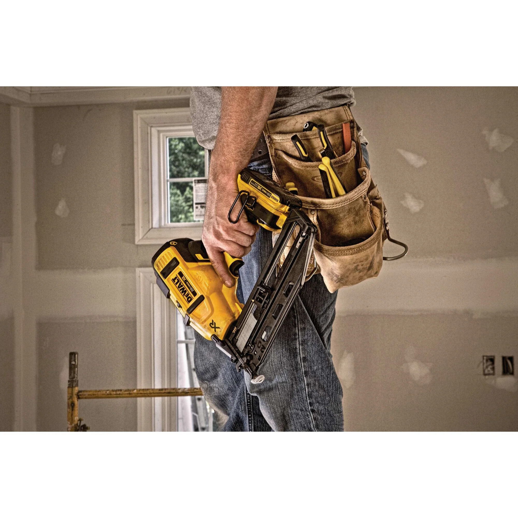 DeWalt 20V MAX XR 16 Gauge Angled Finish Nailer - Kit - Image 19