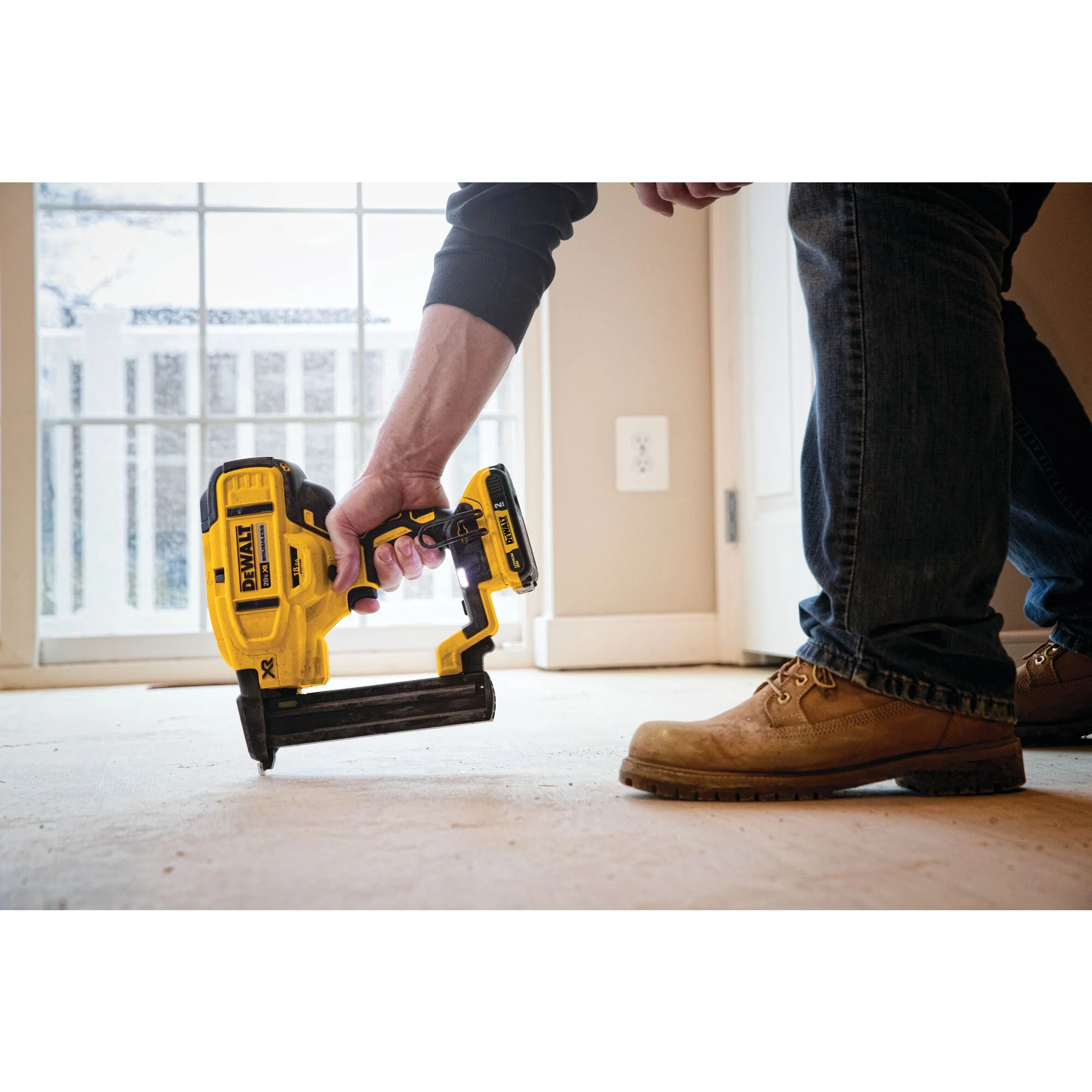 DeWalt 20V MAX XR 18 Gauge Cordless Narrow Crown Stapler Kit - Image 13