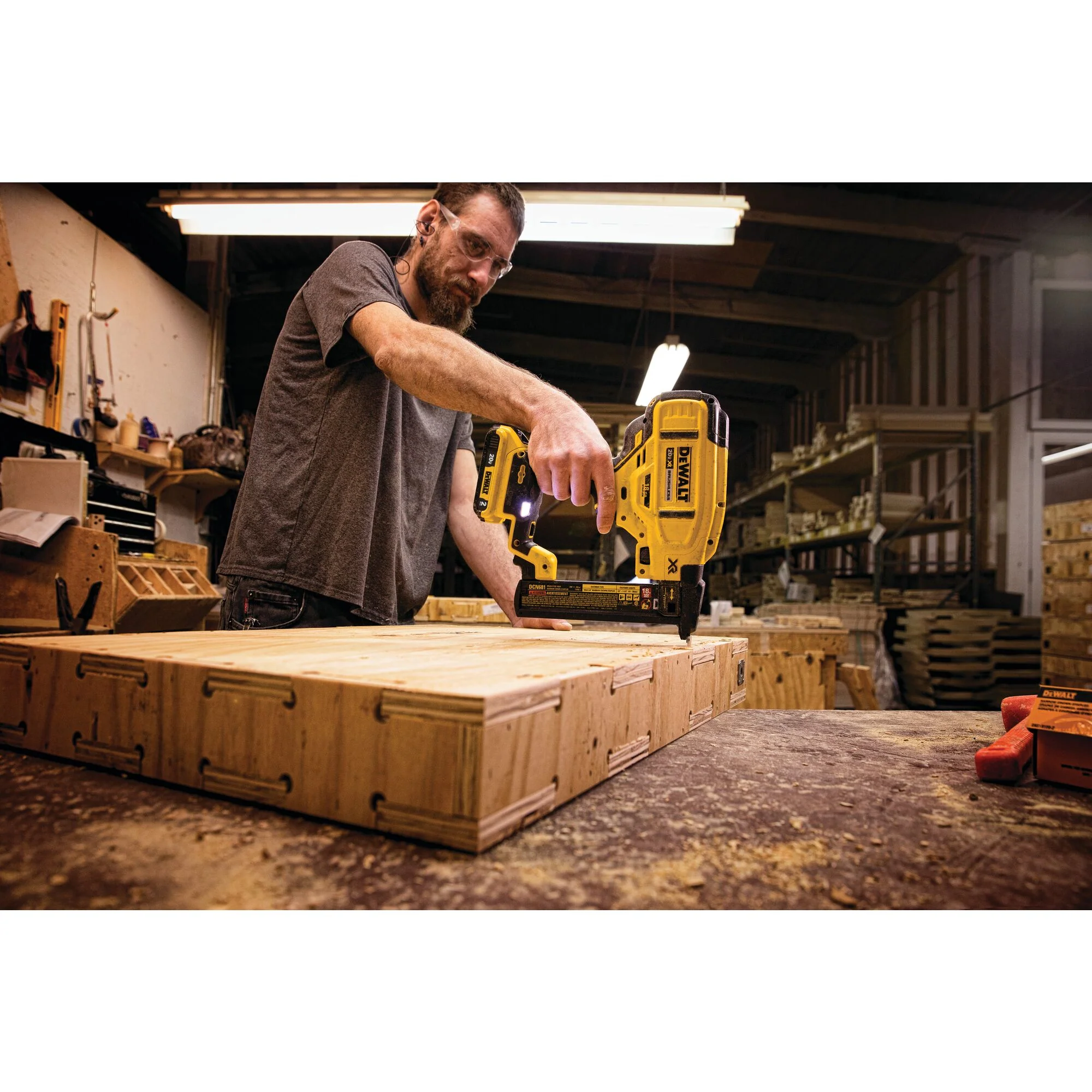 DeWalt 20V MAX XR 18 Gauge Cordless Narrow Crown Stapler Kit - Image 17
