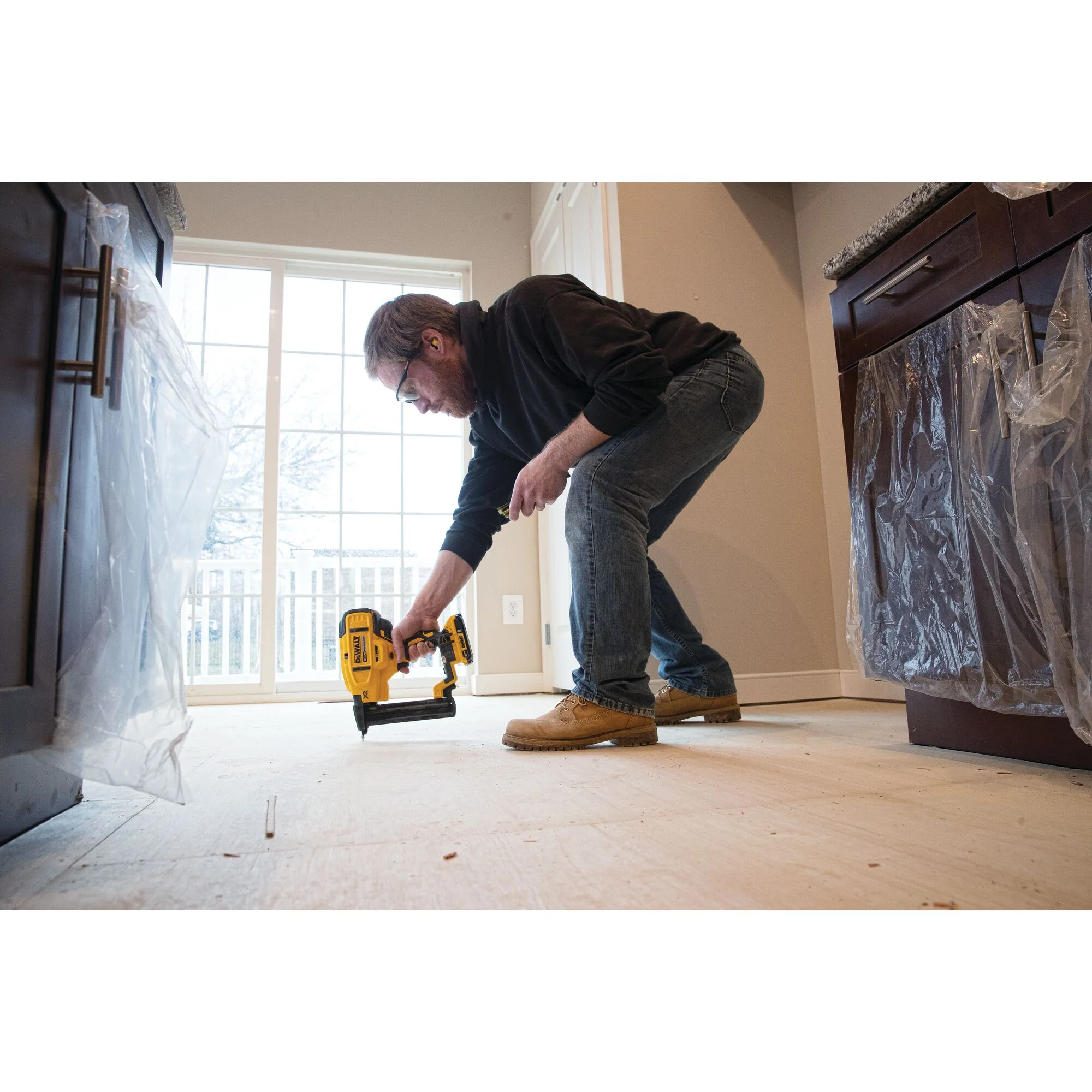 DeWalt 20V MAX XR 18 Gauge Cordless Narrow Crown Stapler Kit - Image 19