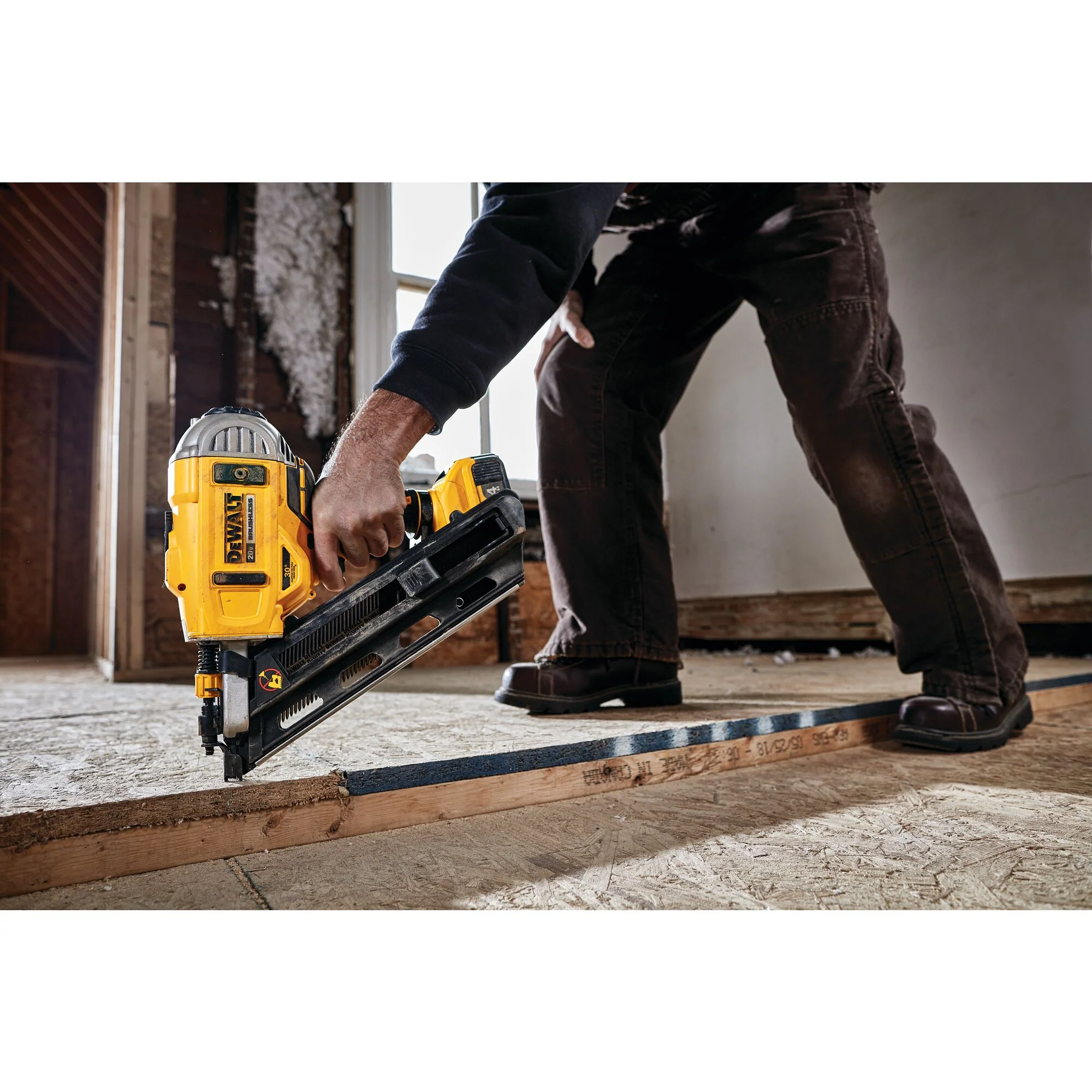 DeWalt 20V MAX Cordless 30° Paper Collated Framing Nailer Kit - Image 13