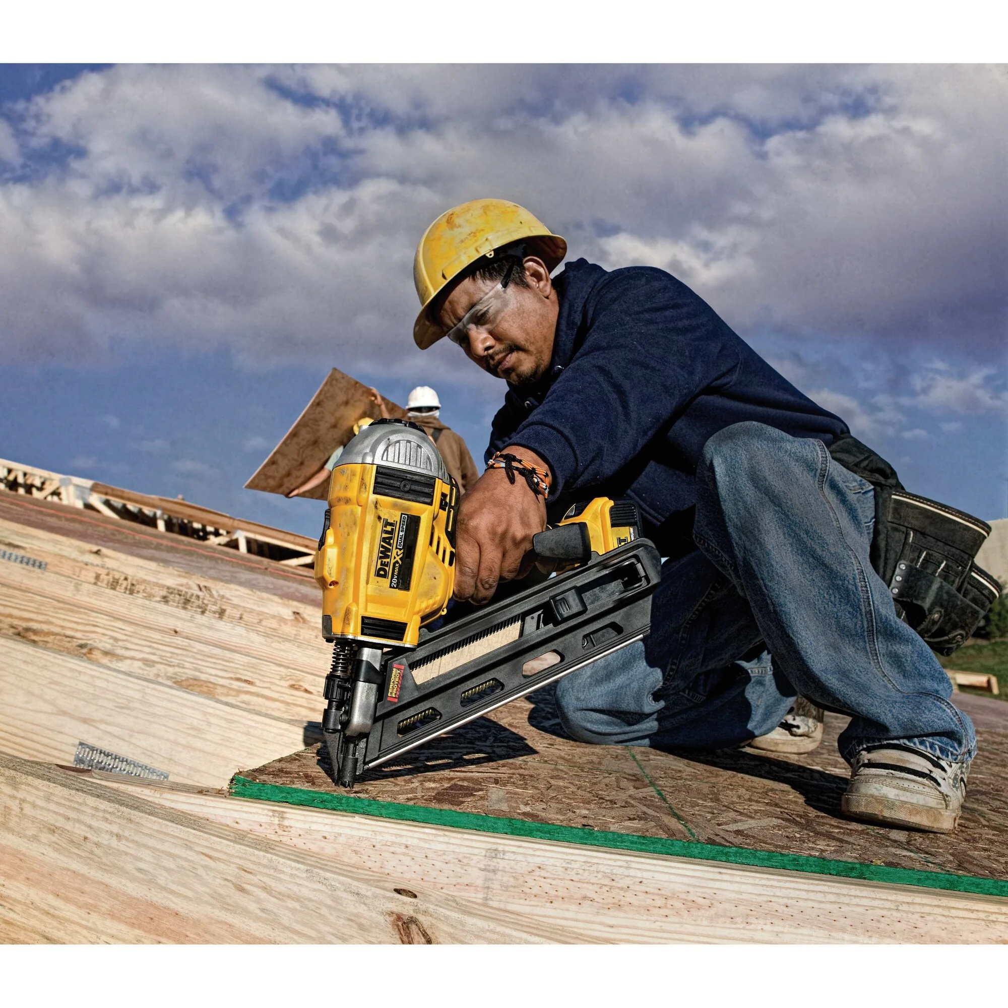 DeWalt 20V MAX Cordless 30° Paper Collated Framing Nailer Kit - Image 18