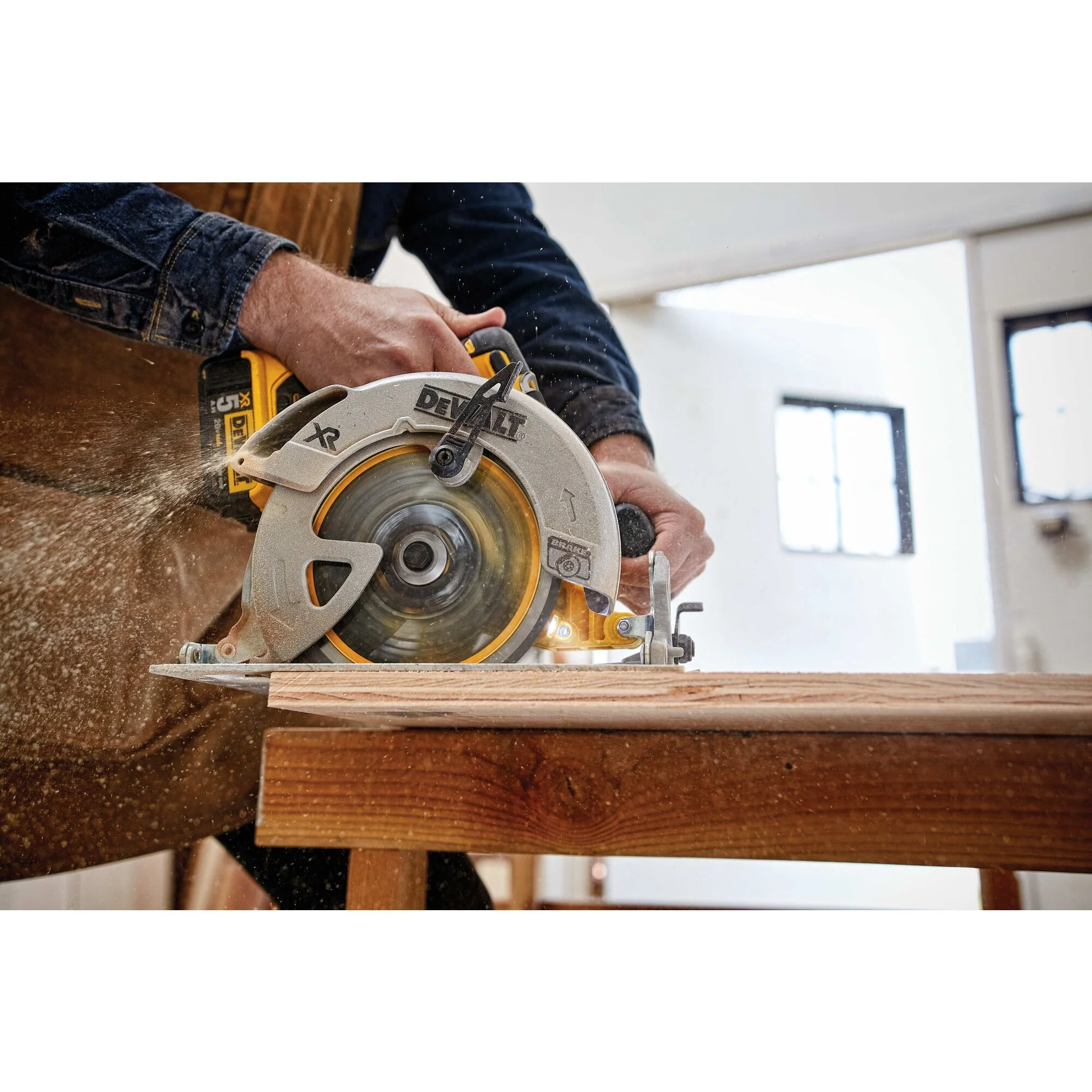DeWalt 20V MAX XR Brushless Cordless 7-1/4" Circular Saw - Tool Only - Image 3